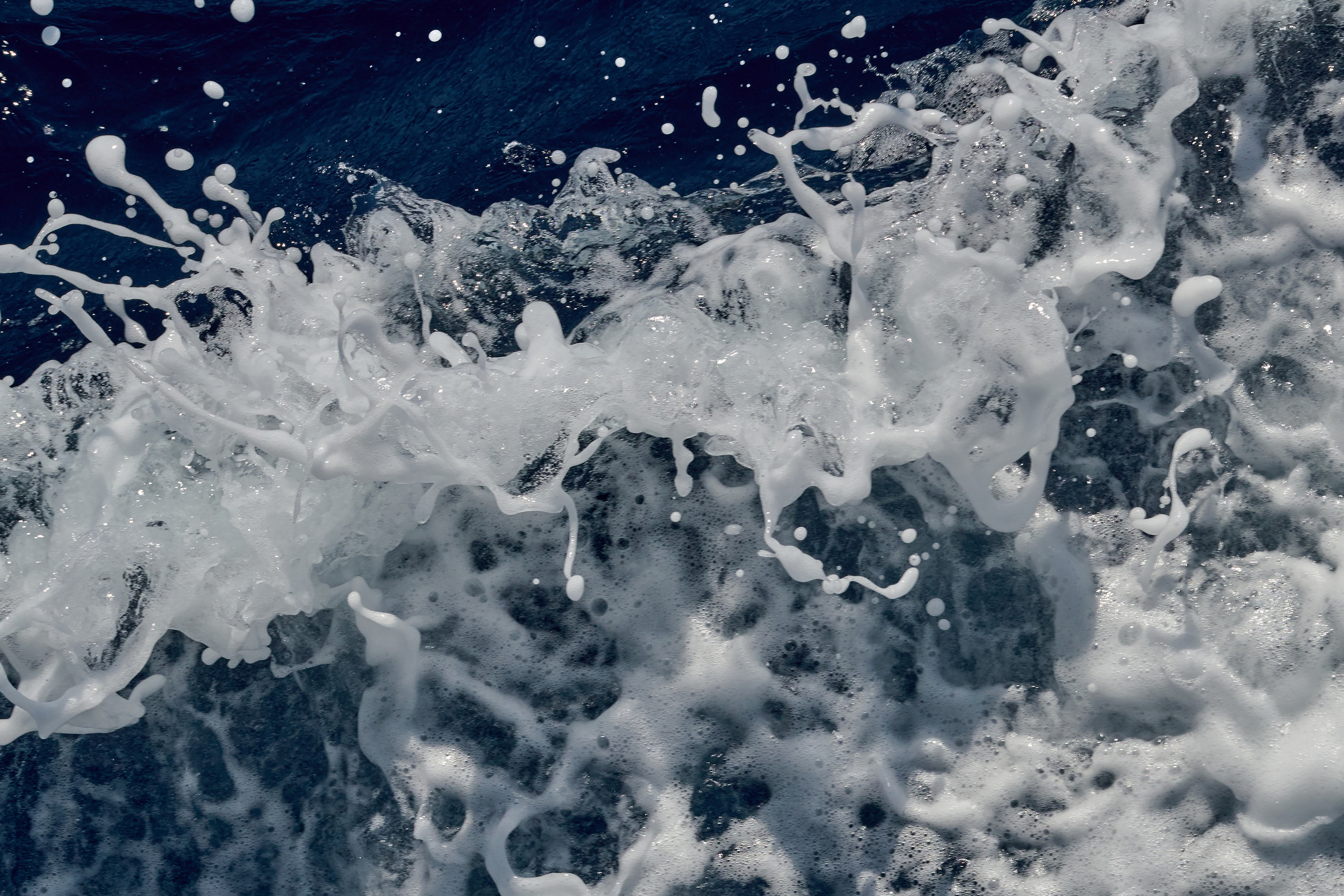 Брызги океанских волн