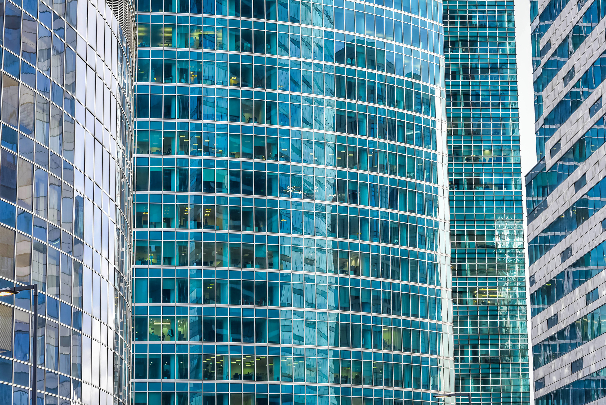 Текстура, фон - стеклянный фасад небоскреба, окна