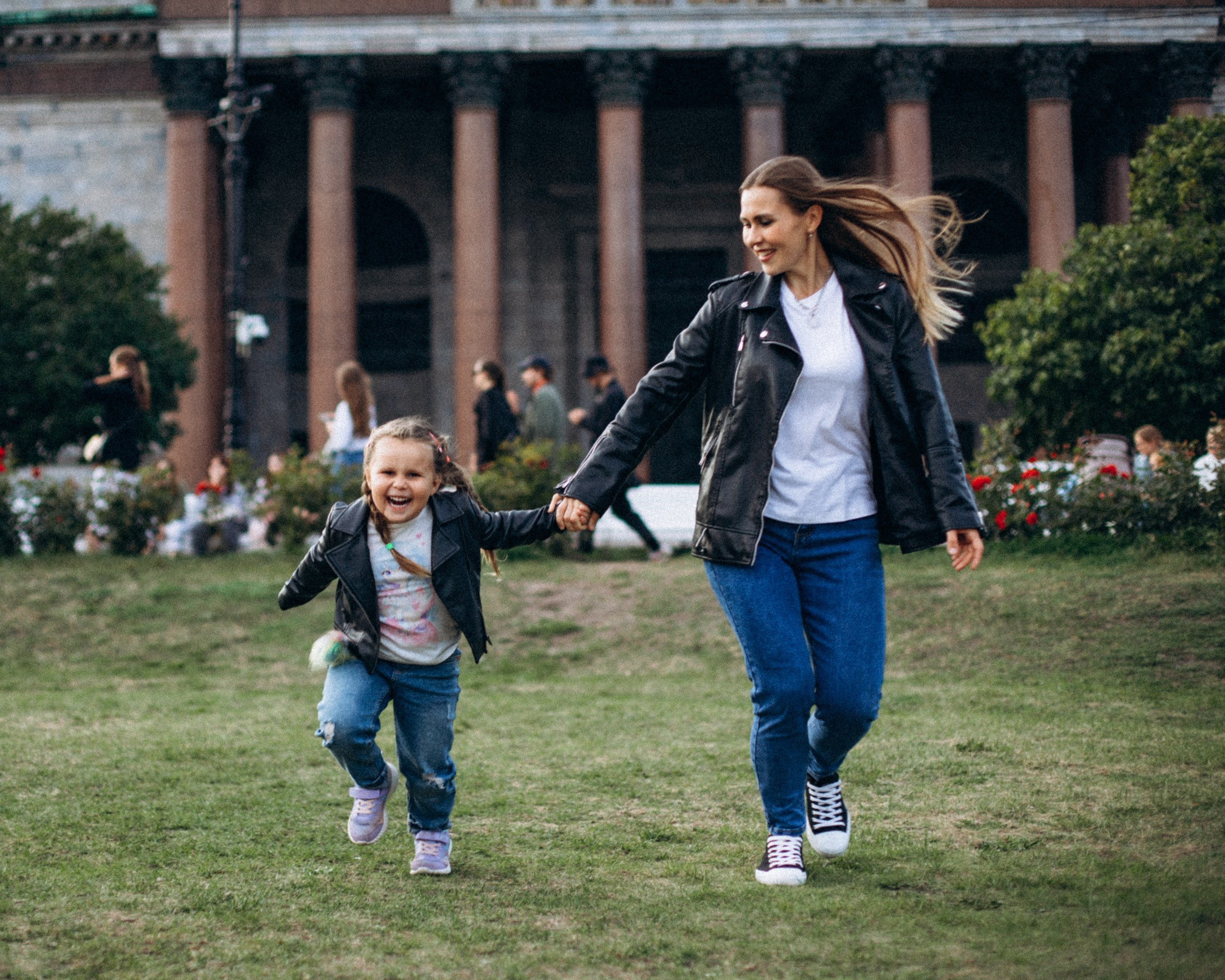 Мария с семьей в сентябре. Фотопрогулка в Петербурге. Индивидуальный и семейный фотограф в Санкт-Петербурге