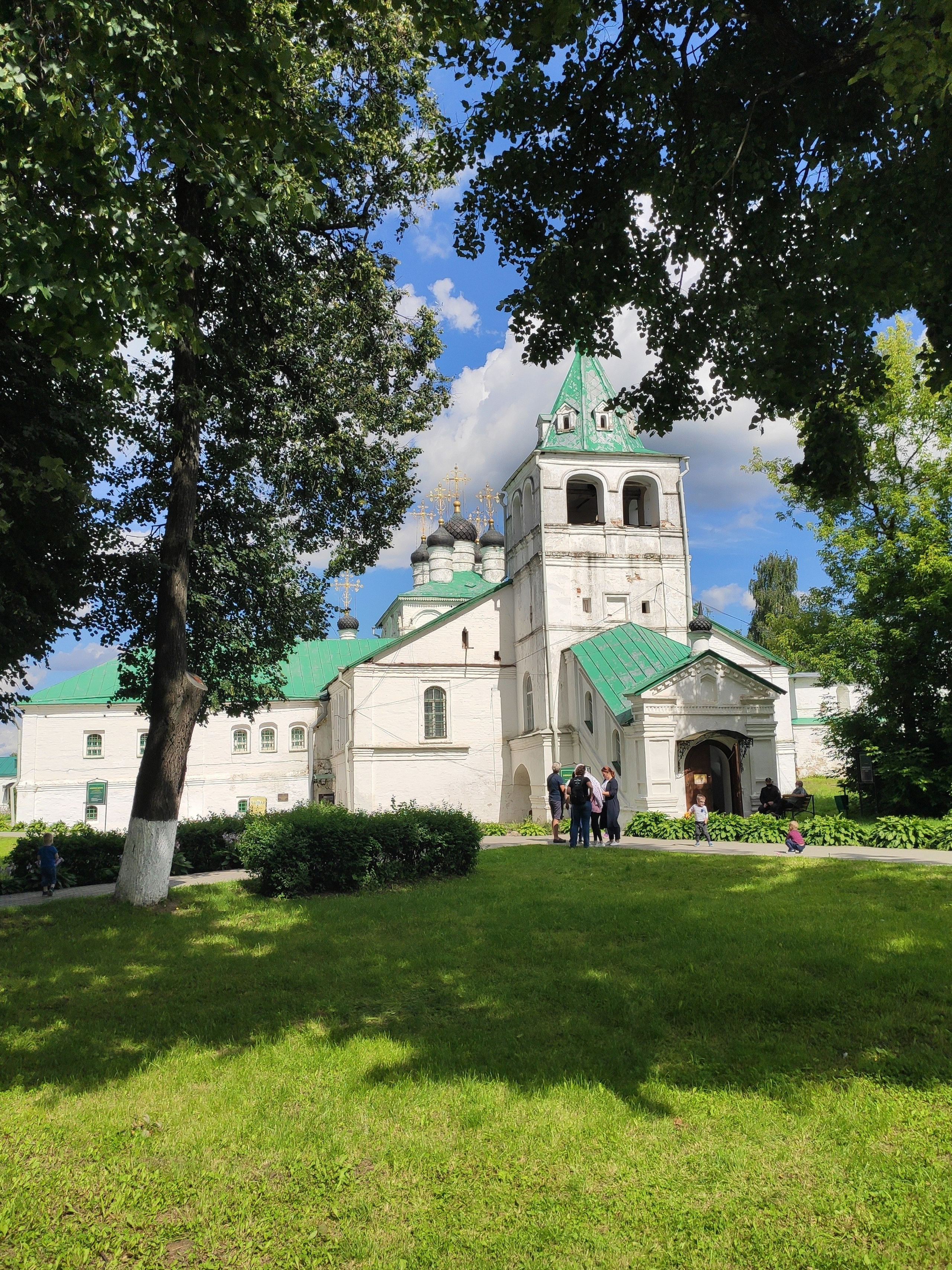 Территория монастыря (она же Александровская Слобода) аккуратная и ухоженная. Выходить за ее пределы не хочется - вокруг обычный российский пейзаж небольшого уездного городка