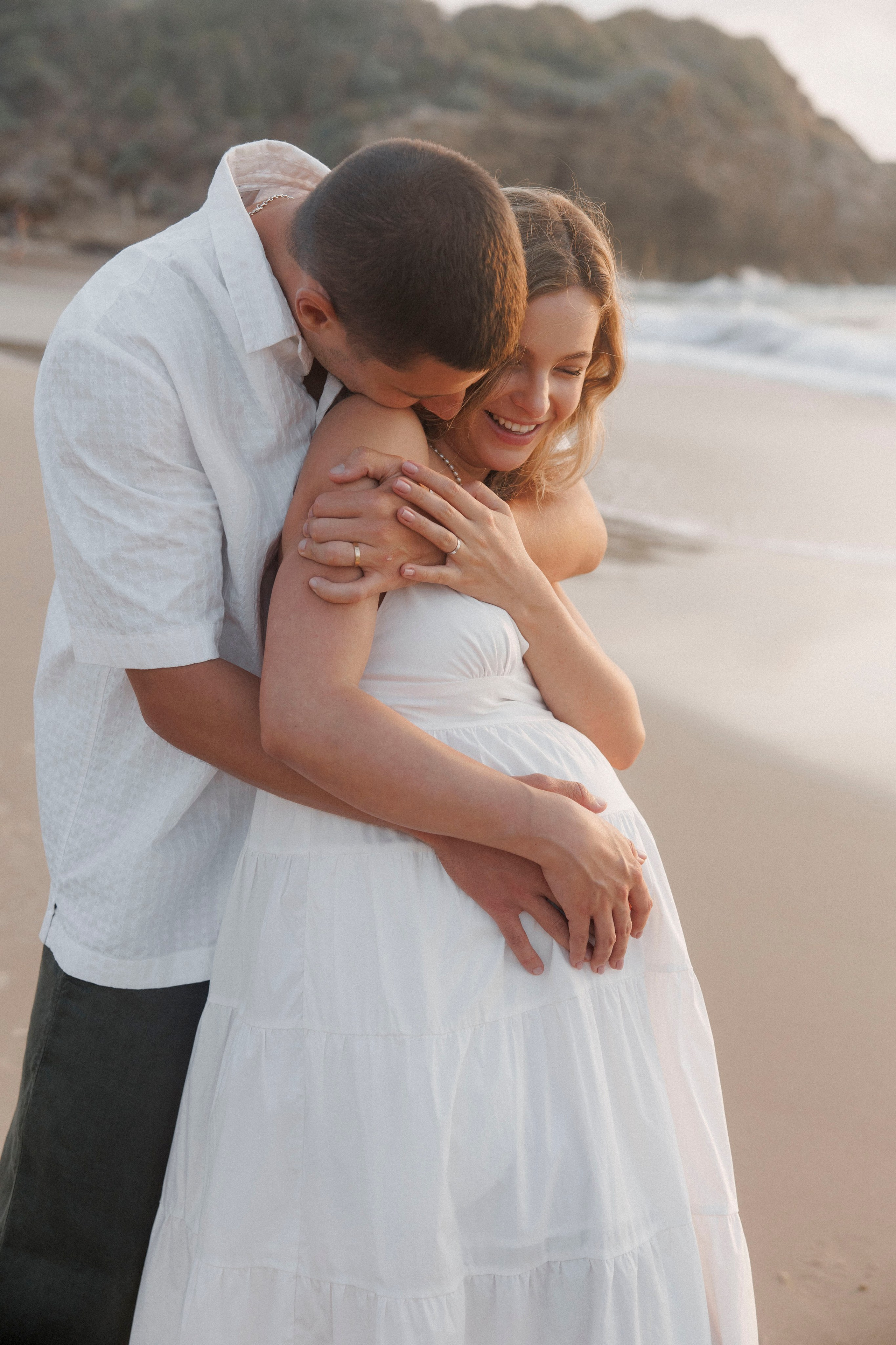 Pregnancy photoshoot near the sea (cloudy weather). Главная
