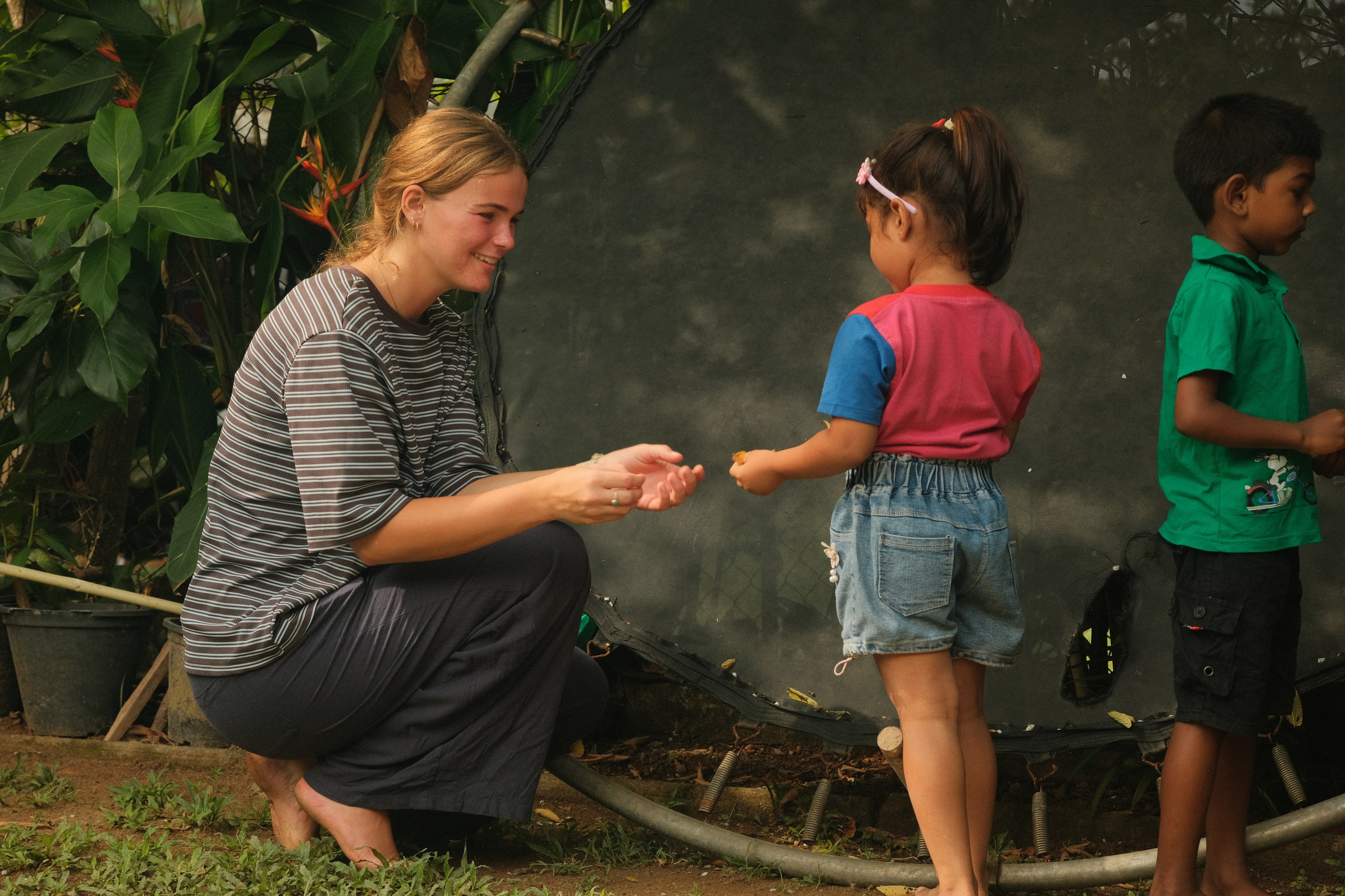 Volunteers. Creative travel photographer — Berg Daria