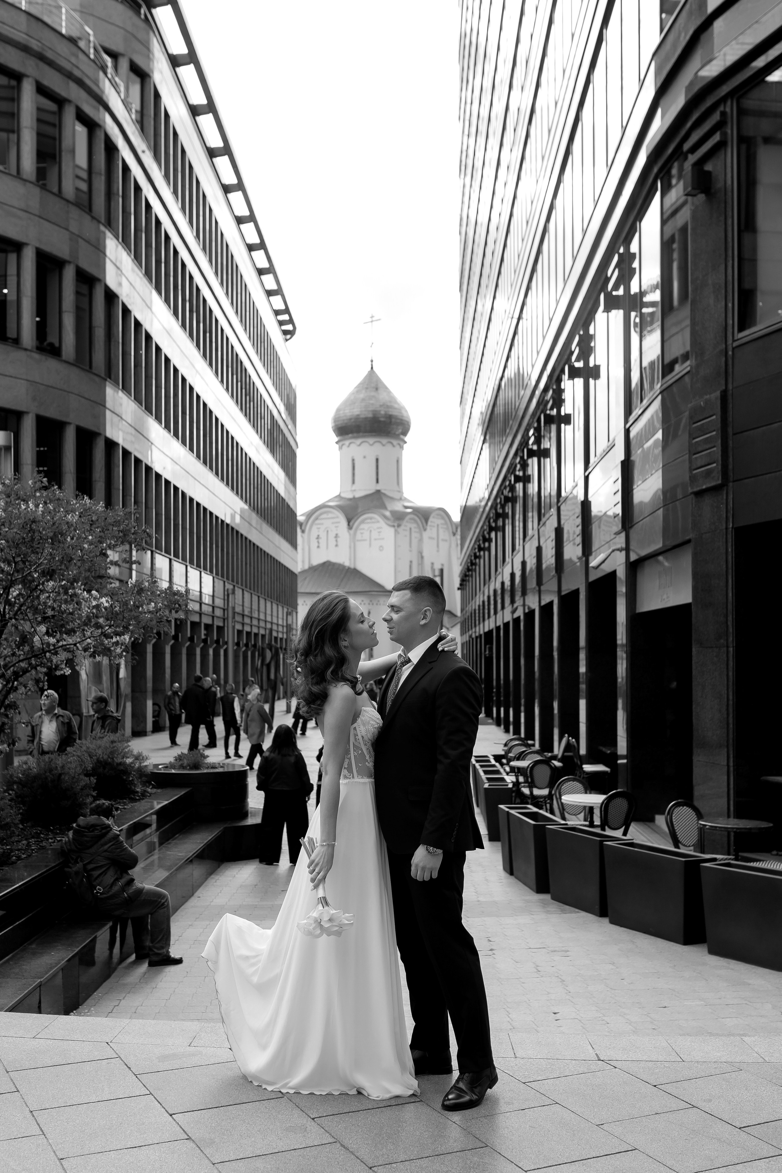 Свадебная прогулка по городу. Свадебный фотограф в Москве Дарья Олендарёва