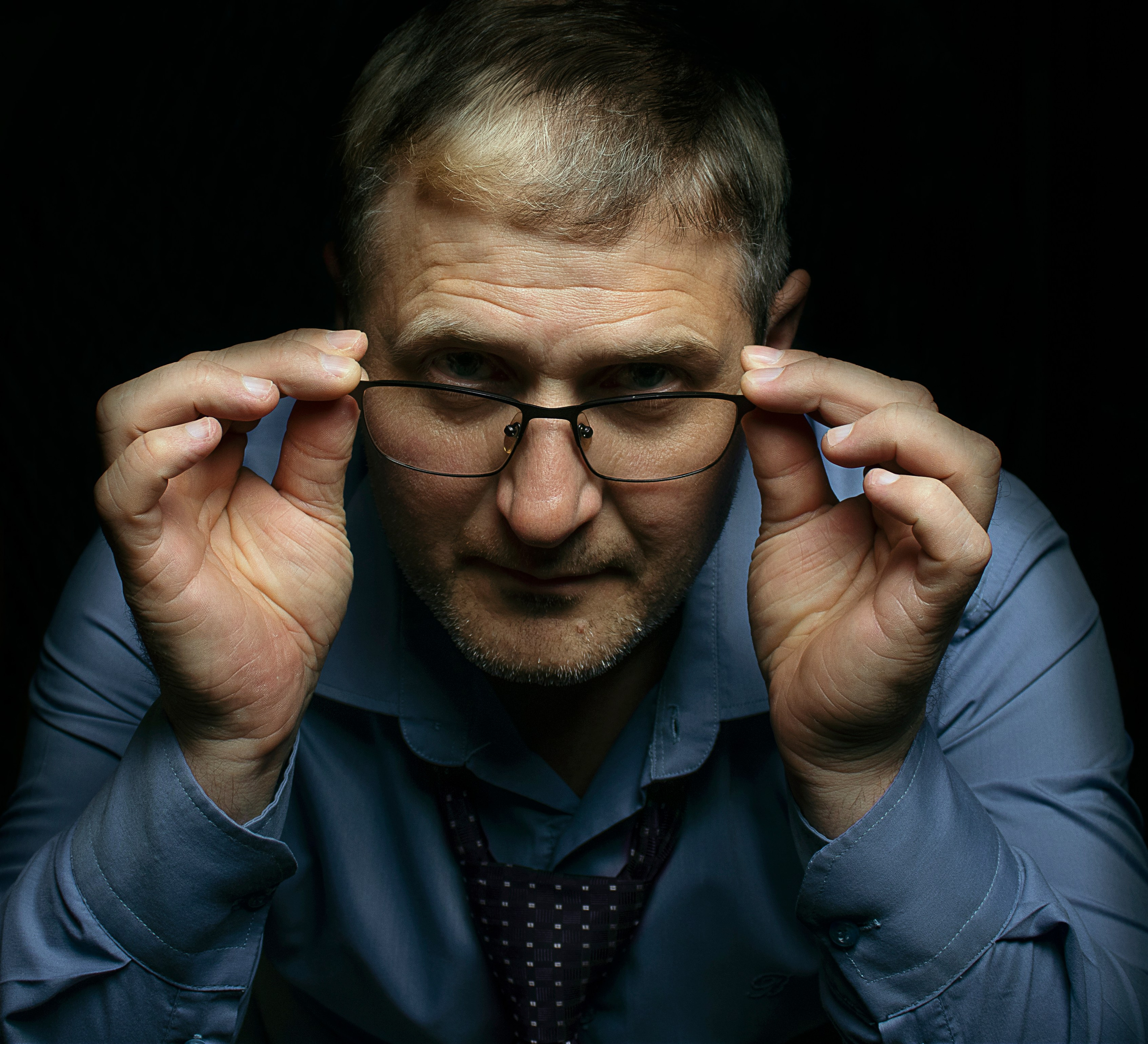 Студийный мужской портрет