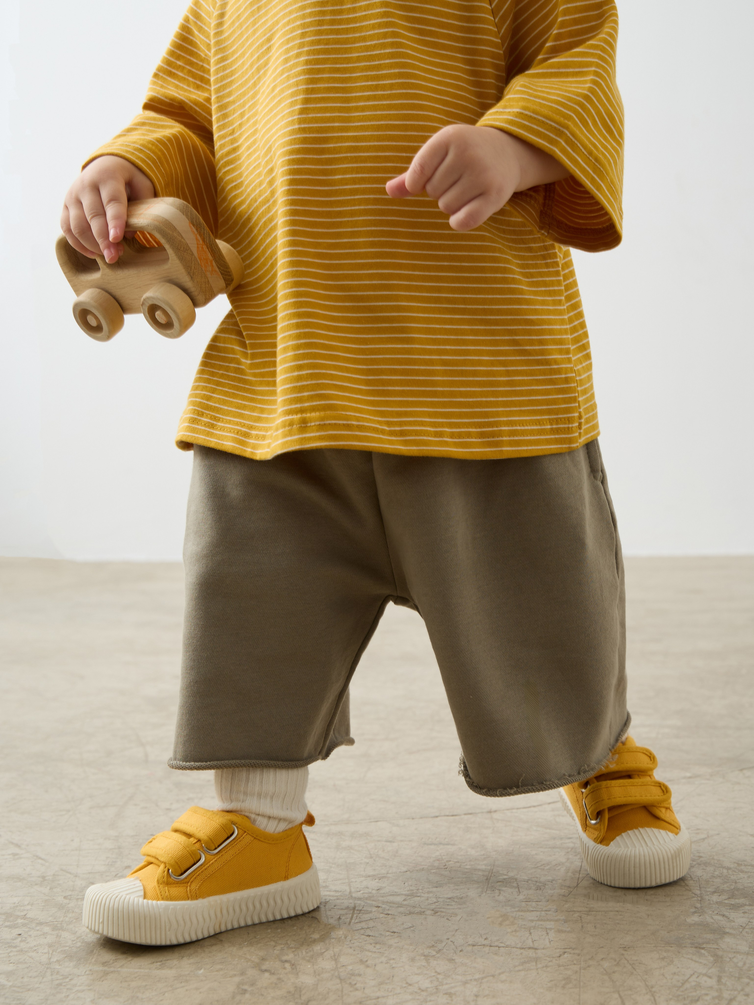 Фотограф Артём Галицкий. Специализируюсь на студийной съёмке одежды: каталоги, лукбуки, предметная съёмка. Опыт работы с fashion-брендами, маркетплейсами и коммерческими проектами. Грамотно выстраиваю свет, работаю быстро и точно под задачу. Также имею опыт работы гафером — отлично знаю световое оборудование и техническую сторону съёмочного процесса.