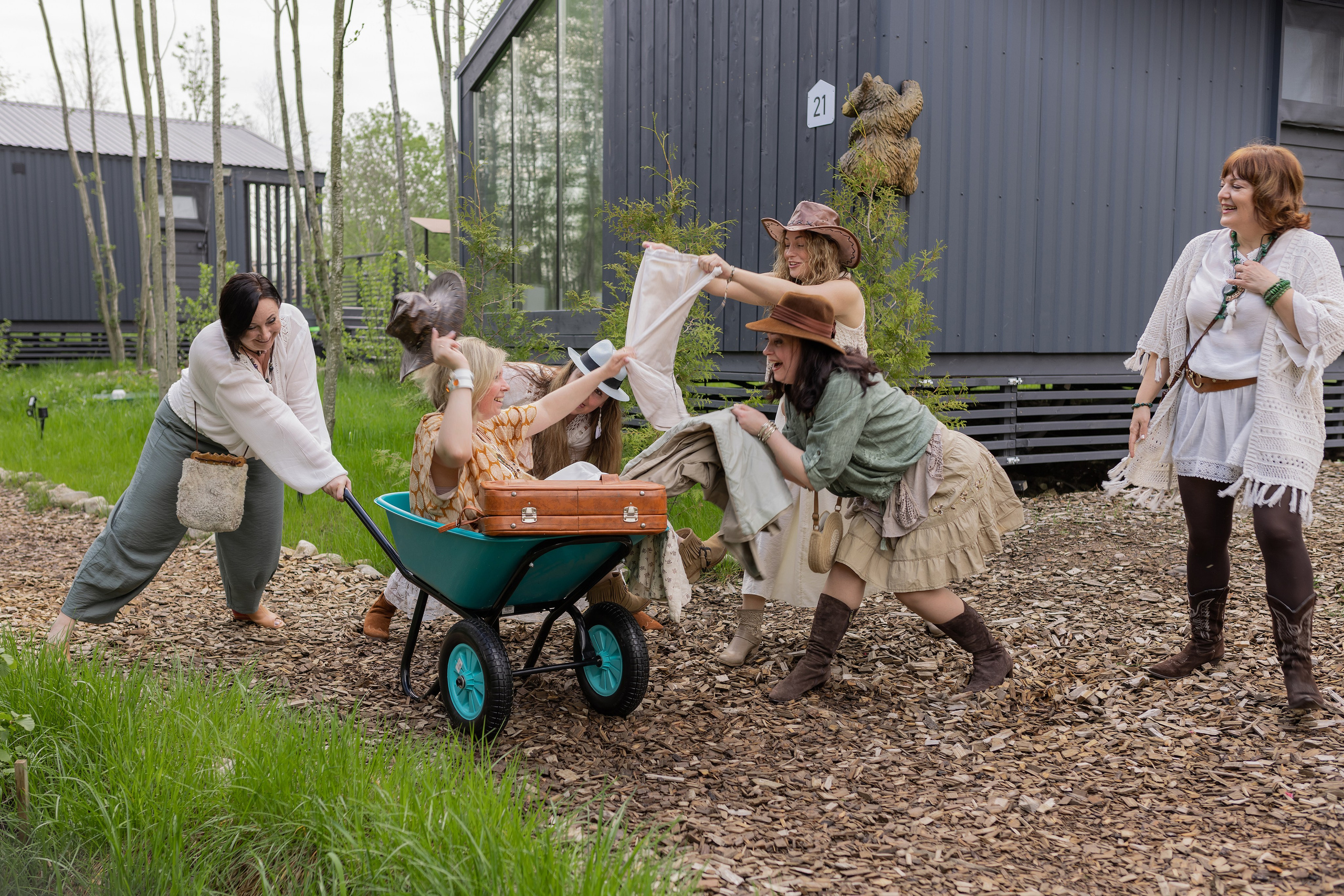 Девочки из раскрытого чемодана хватают вещи