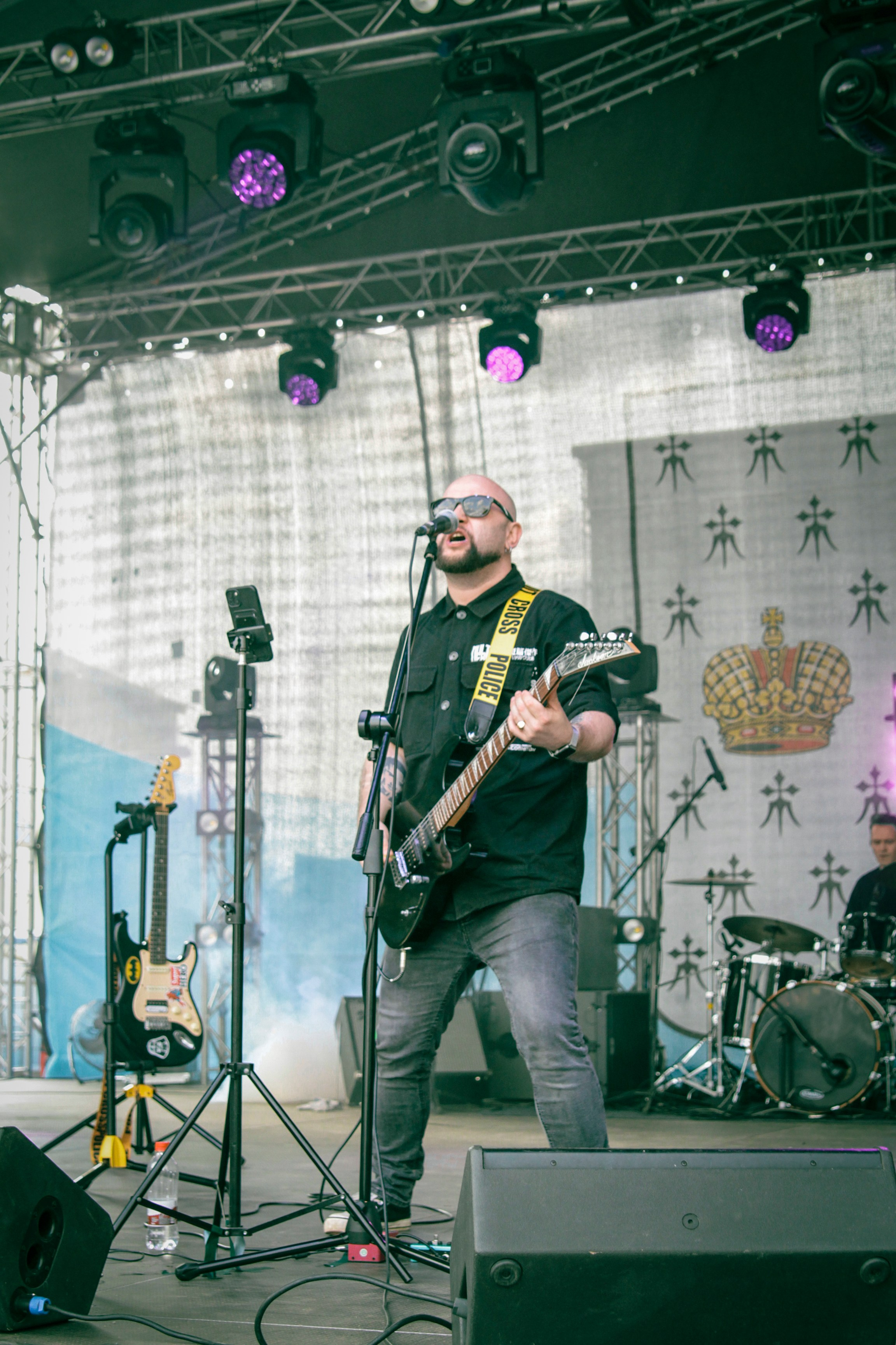 вокалист группы кавер-группы "Коты Band"  на праздновании дня города Валдай