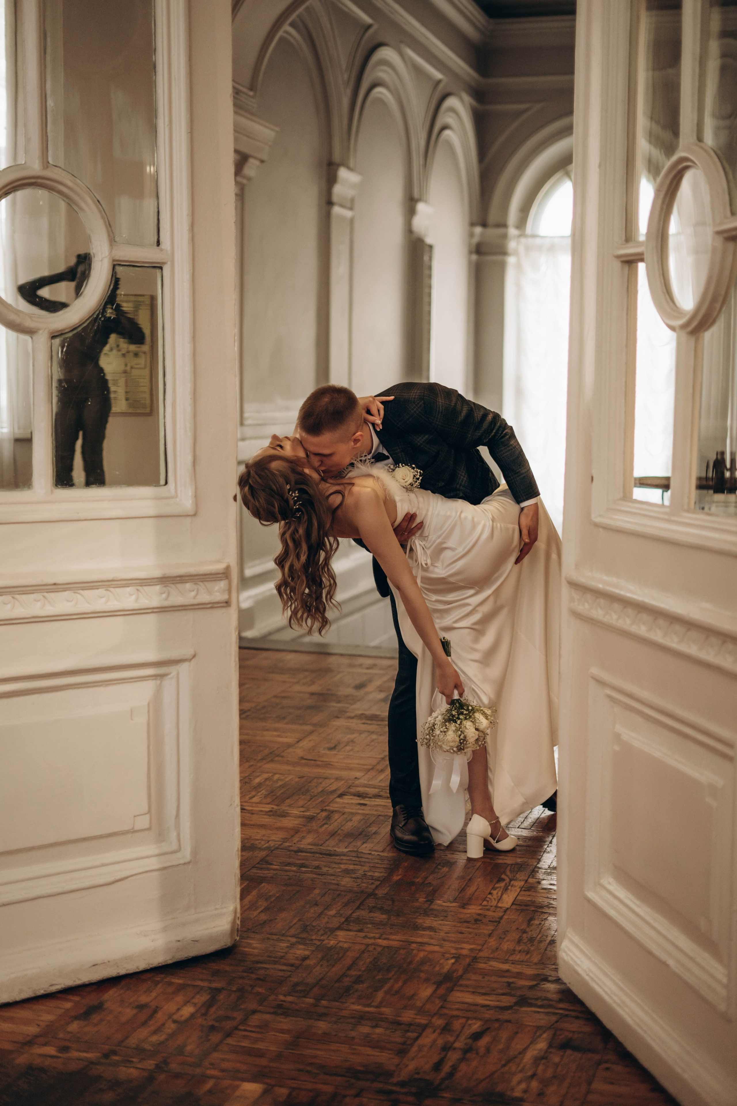 Ксюша и Леша: свадебная съемка в Художественном музее. Фотограф в Иркутске