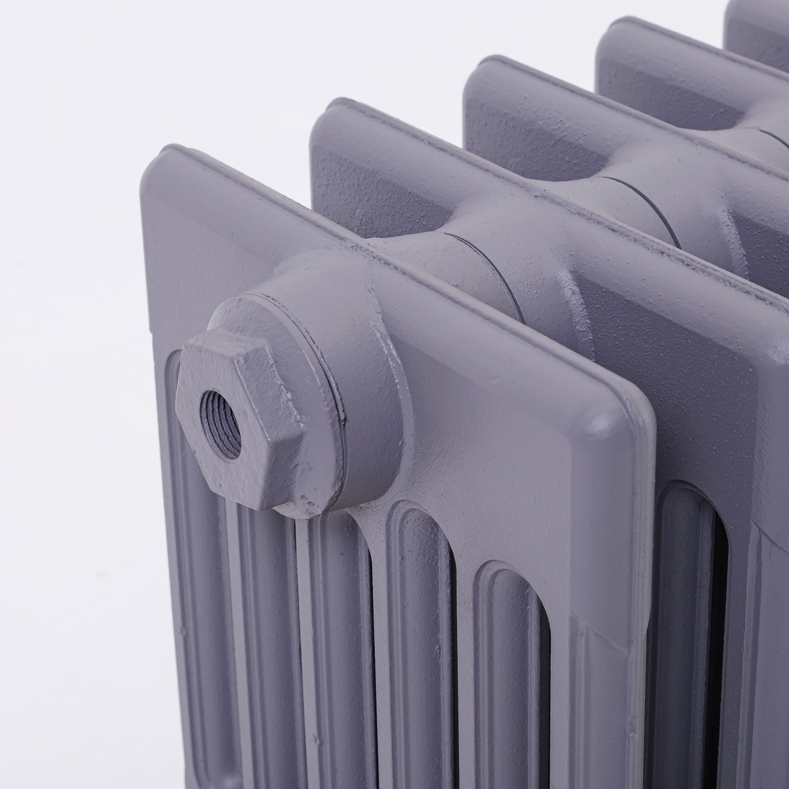 Предметные фотографии дизайнерских радиаторов отопления в стиле ретро