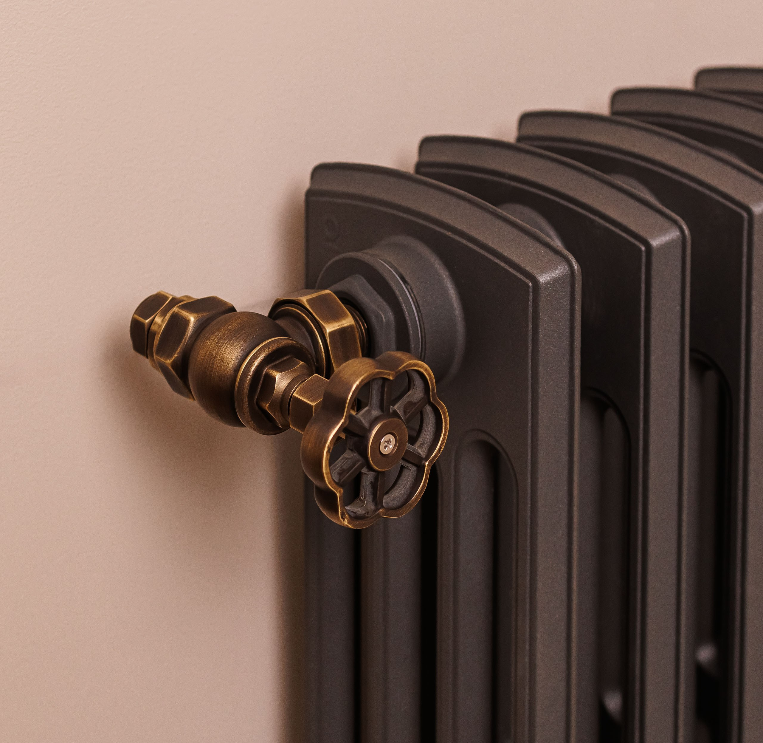 Предметные фотографии дизайнерских радиаторов отопления в стиле ретро