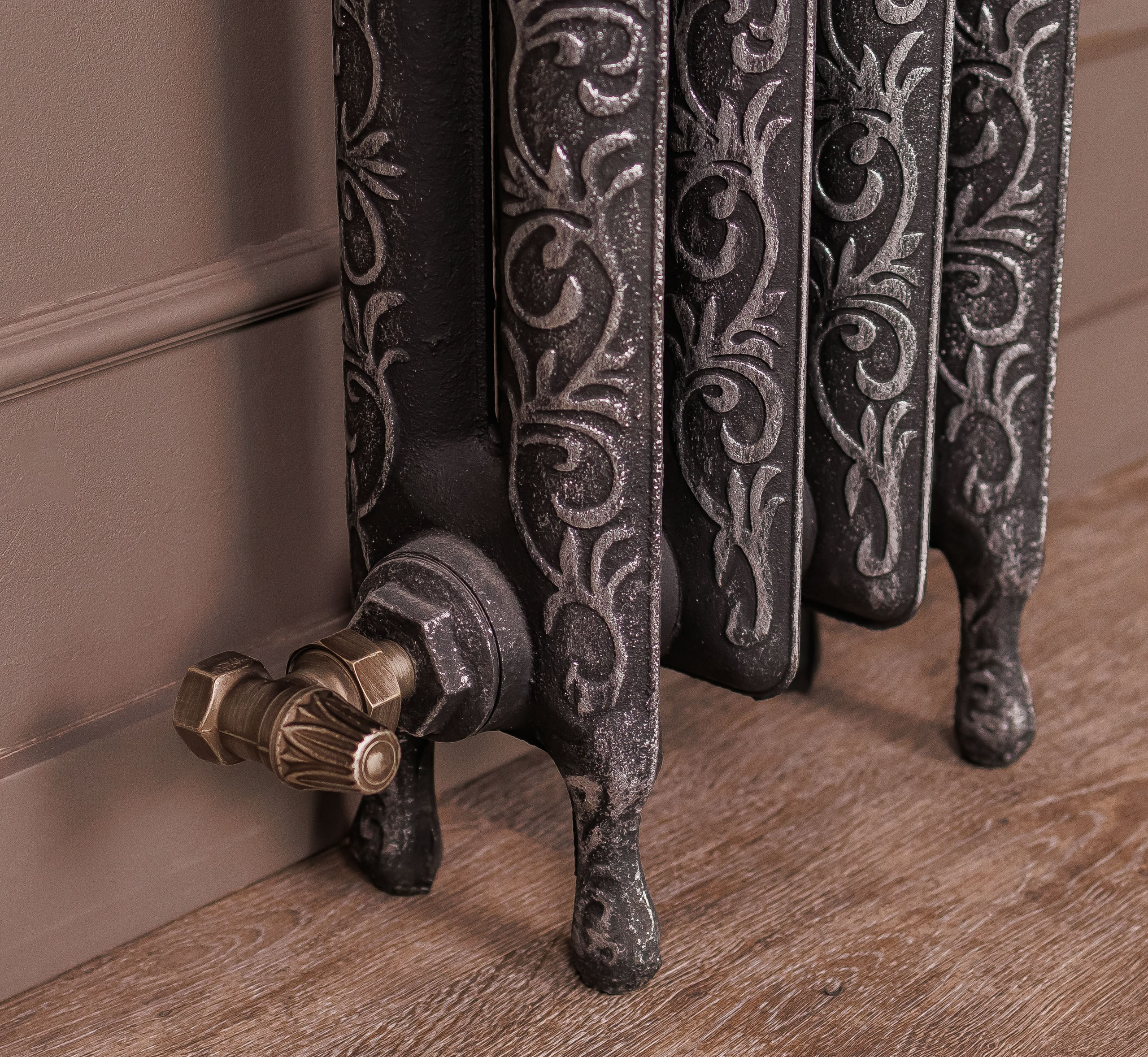 Предметные фотографии дизайнерских радиаторов отопления в стиле ретро