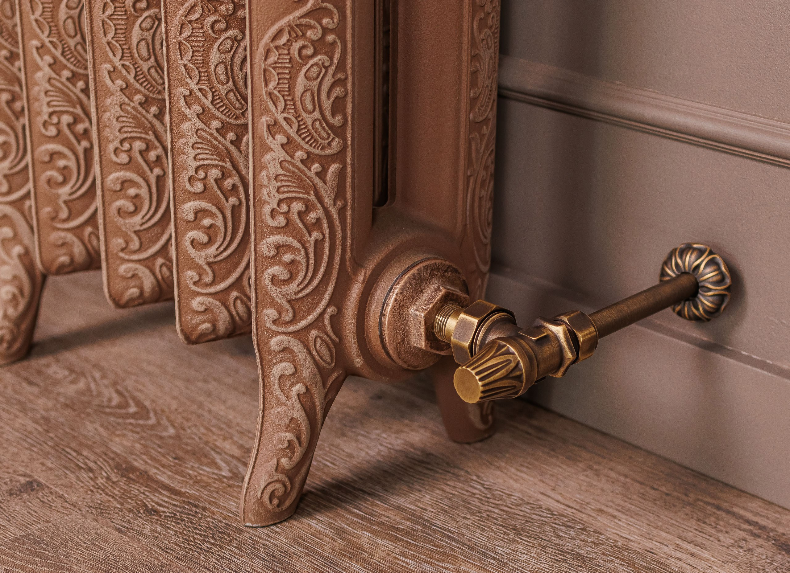 Предметные фотографии дизайнерских радиаторов отопления в стиле ретро