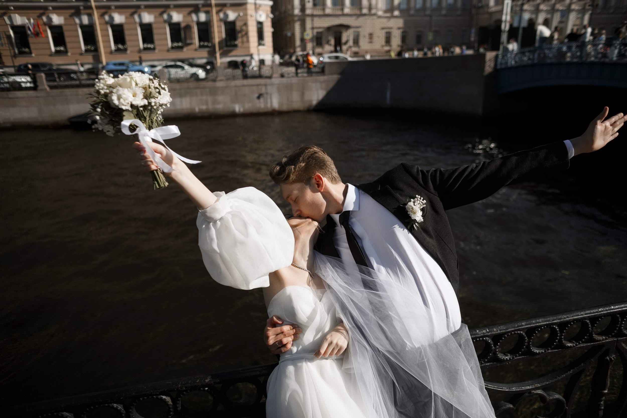 Красивая пара молодожёнов. Свадебный фотограф Игорь Брундасов 8PHOTO на свадьбу венчание загс СПб