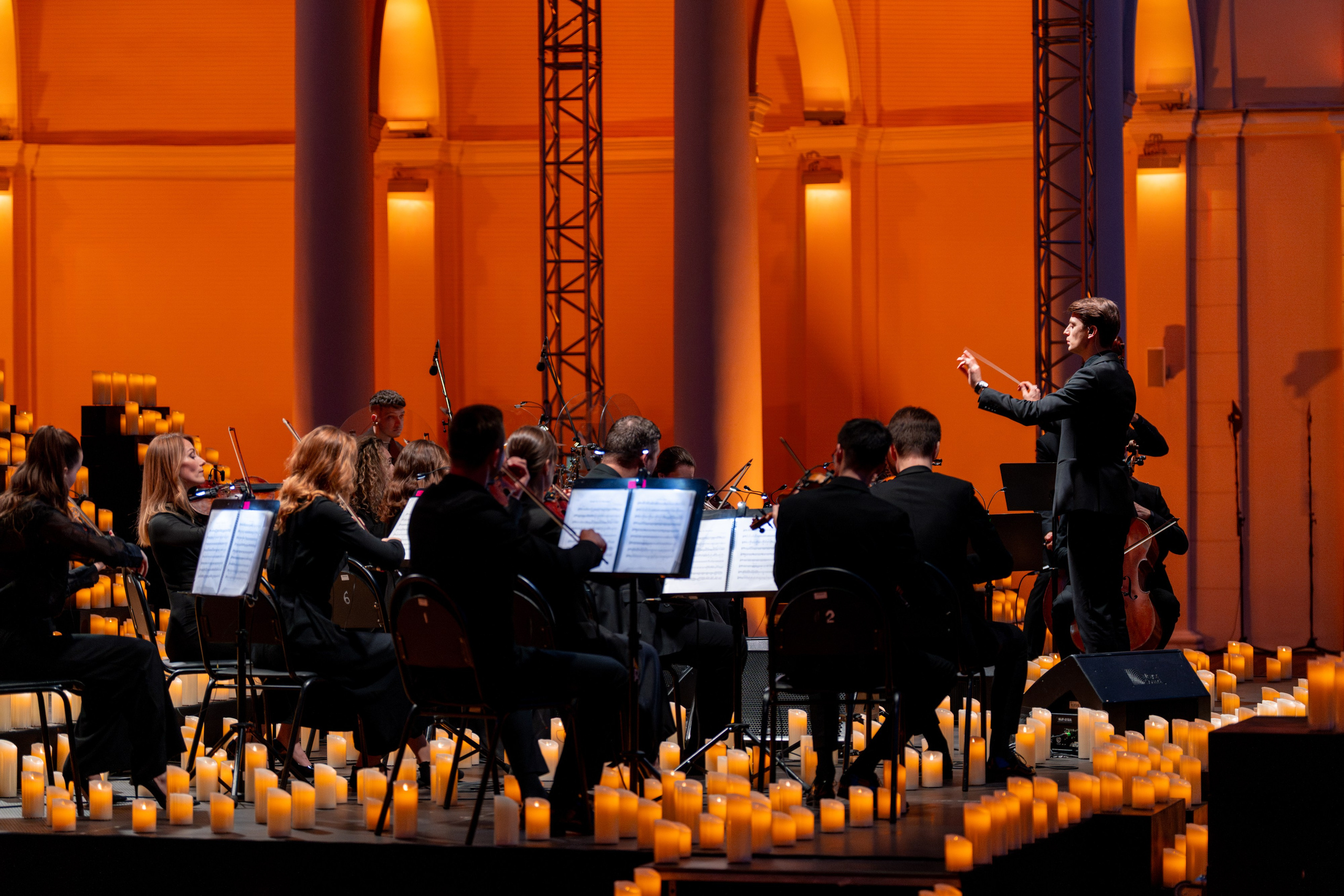 Симфонический оркестр Lumisfera при свечах. Фотограф Никита Комаров