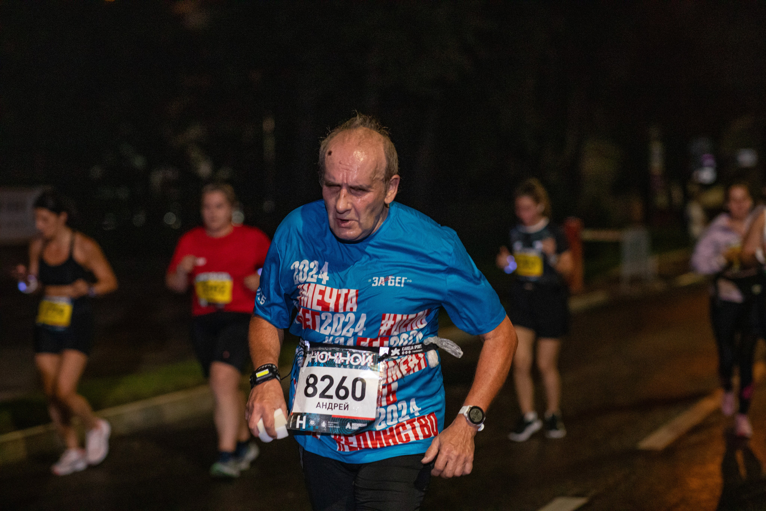 Ночной забег в ленте фотографий бегунов 03.08.24. Фотограф Сергей Ловкий