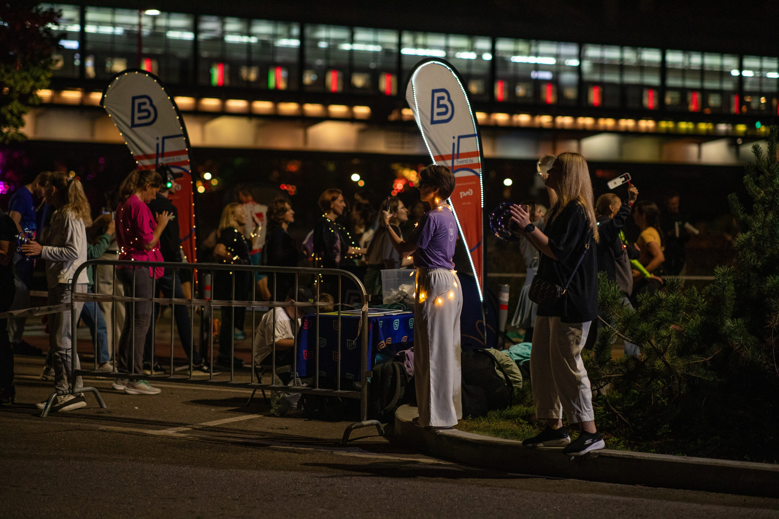 Ночной забег в ленте фотографий бегунов 03.08.24. Фотограф Сергей Ловкий