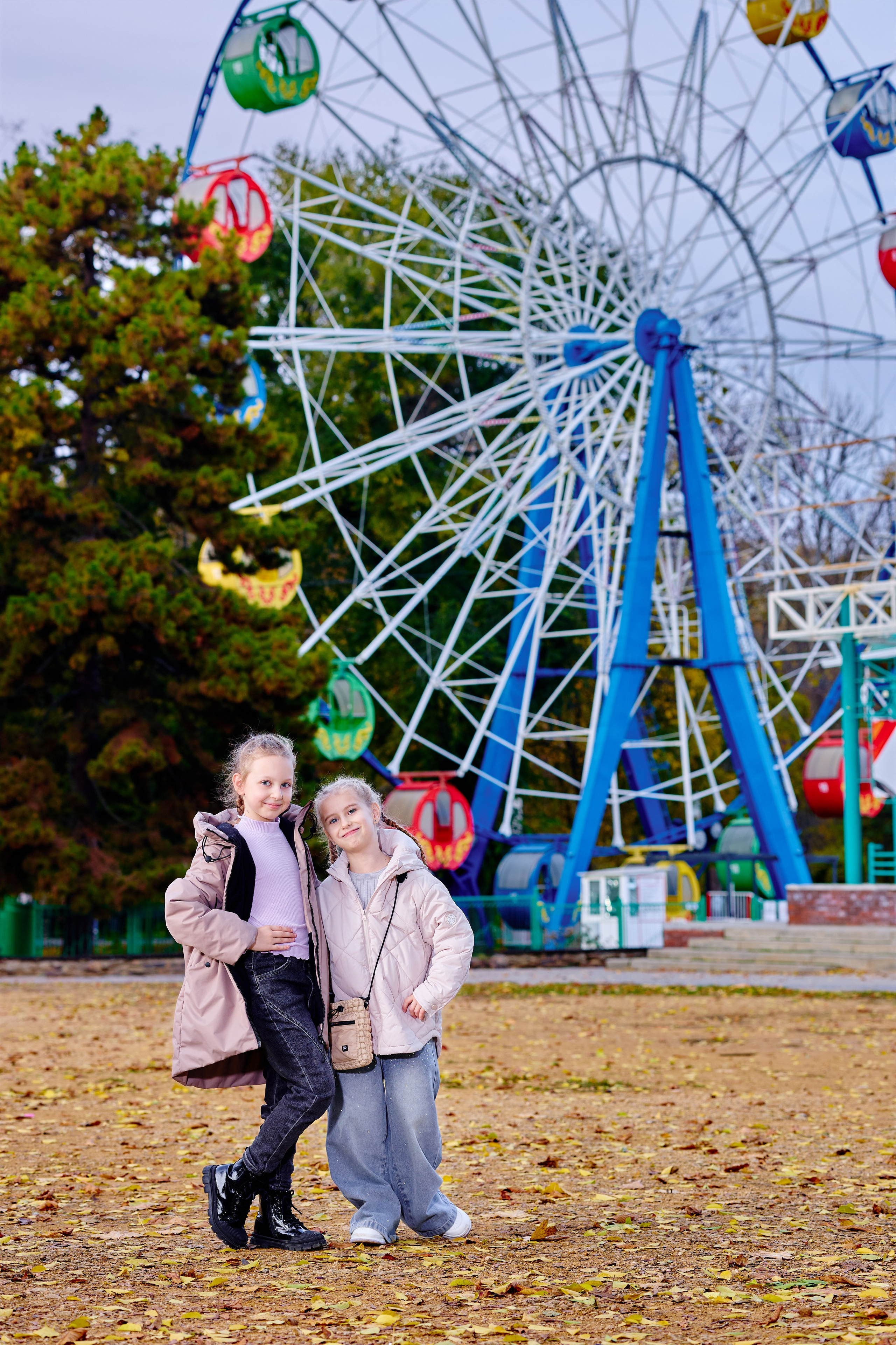 Прогулка в парке классом. Фотограф Выпускные альбомы Таганрог Сергей Коробченко