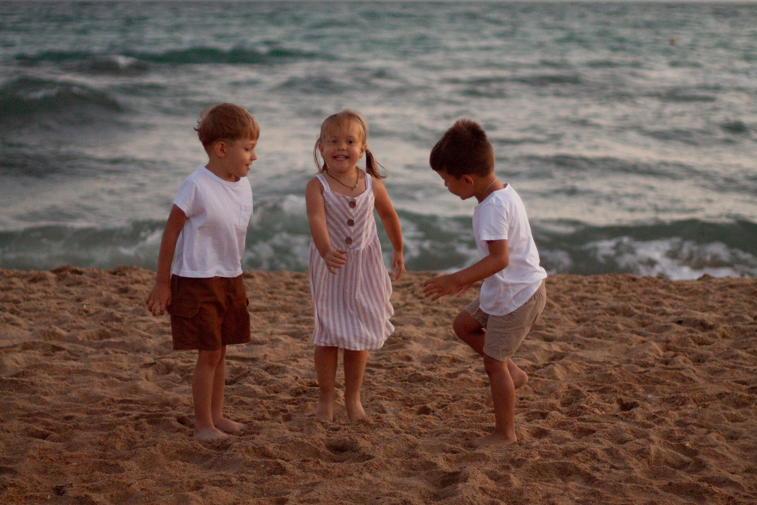 фотография детей на море, два мальчика и девочка на море 