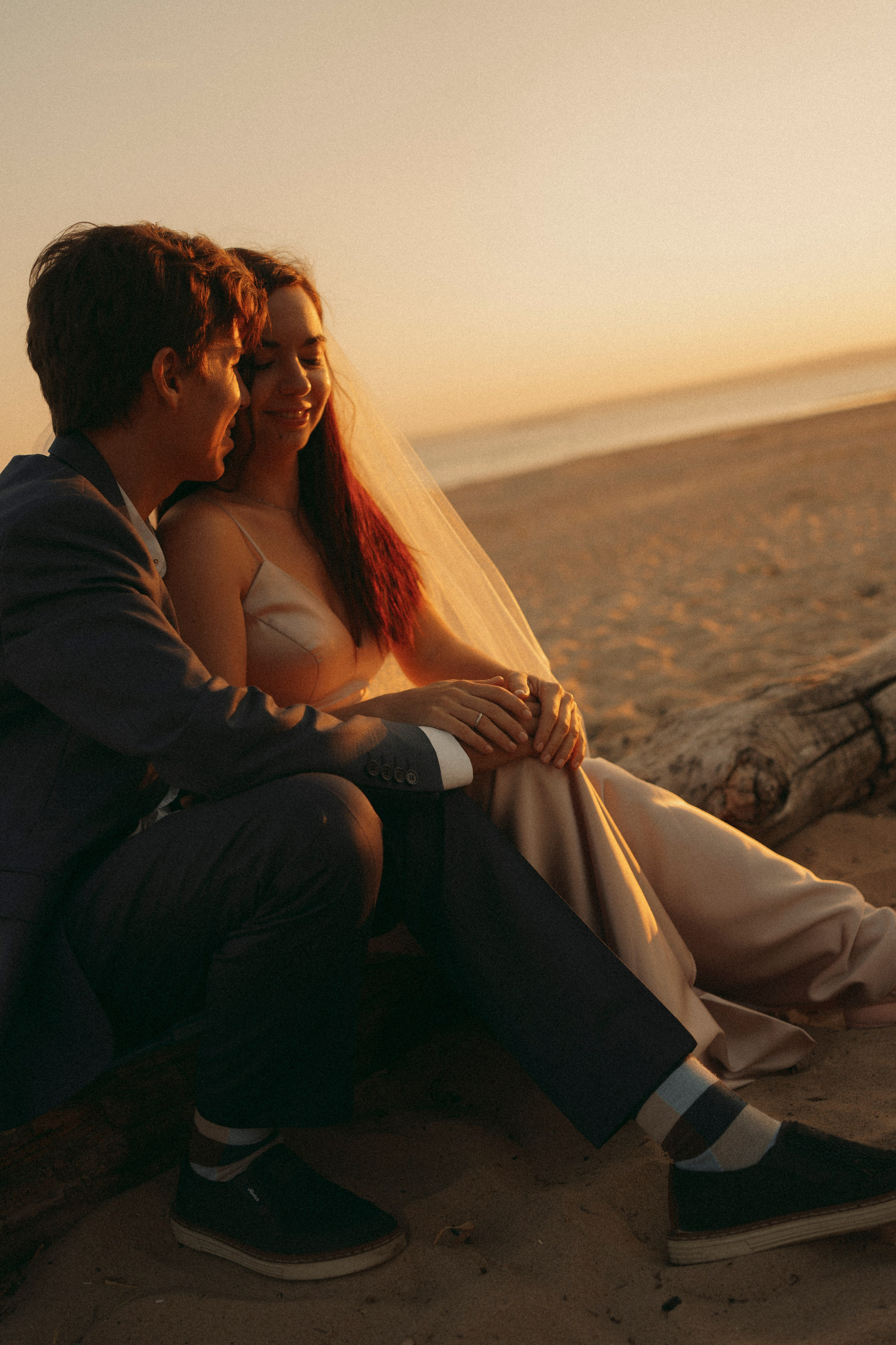 Love Story в свадебных нарядах на берегу реки. Портретный фотограф в Казани, Красной Поляне и Сочи Анна Кузнецова