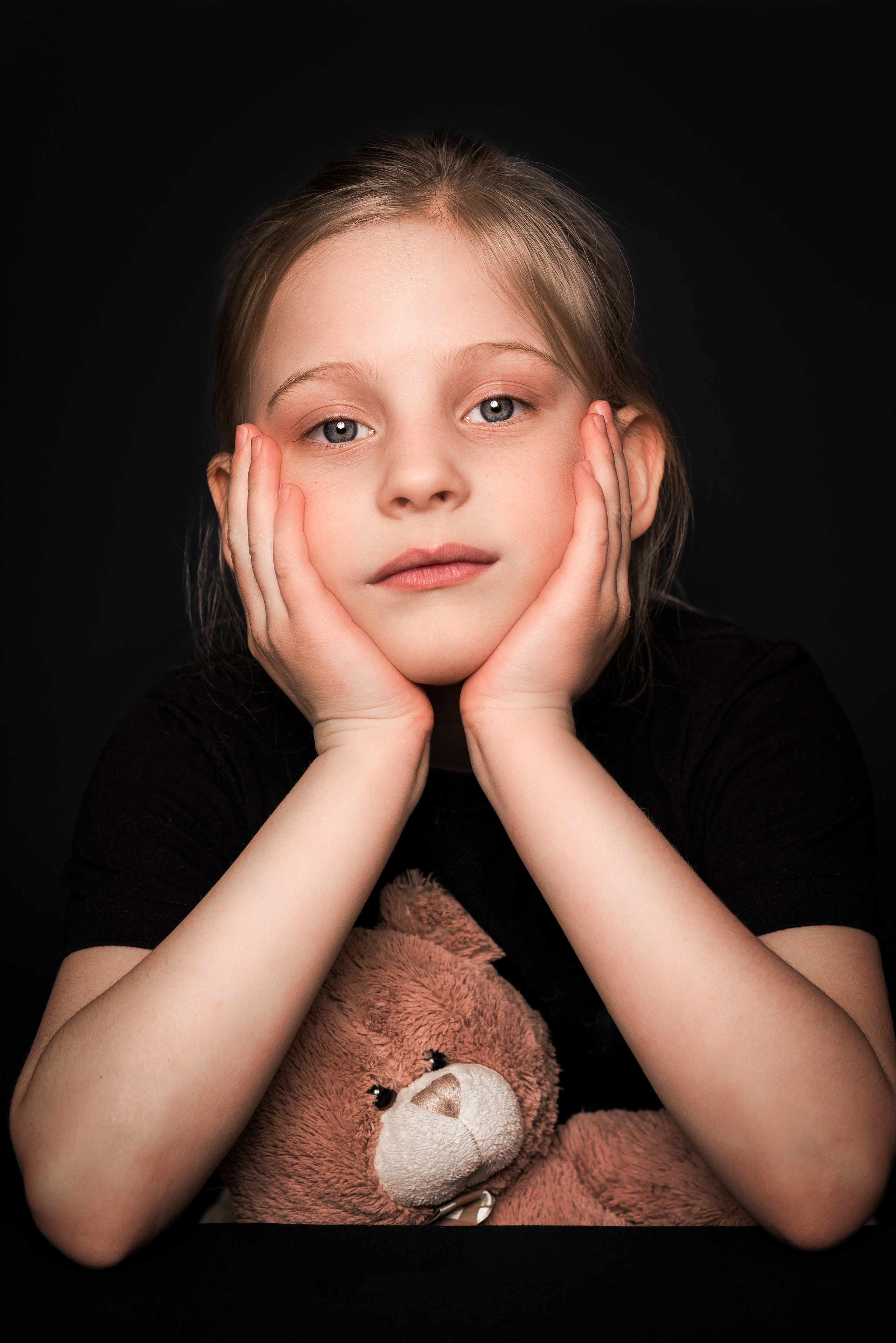 Детский сад, портреты на чёрном фоне. Фотограф Шунова Саша