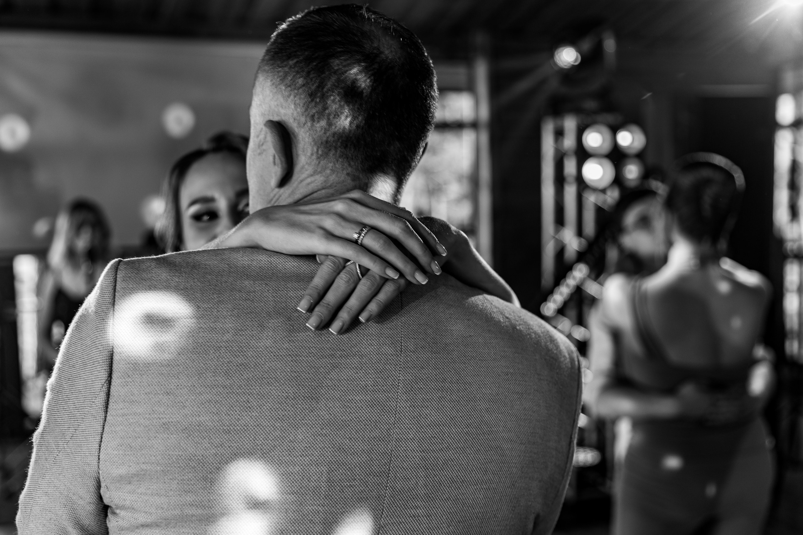 Здравствуйте! Я&nbsp;свадебный фотограф из&nbsp;Ульяновска, работаю в&nbsp;том числе по&nbsp;всей России и&nbsp;с&nbsp;выездом за&nbsp;границу. Снимаю свадьбы, lovestory, корпоративы, светский репортаж. Провожу обучение по&nbsp;фотографии, мастер-классы и&nbsp;воркшопы для других фотографов.