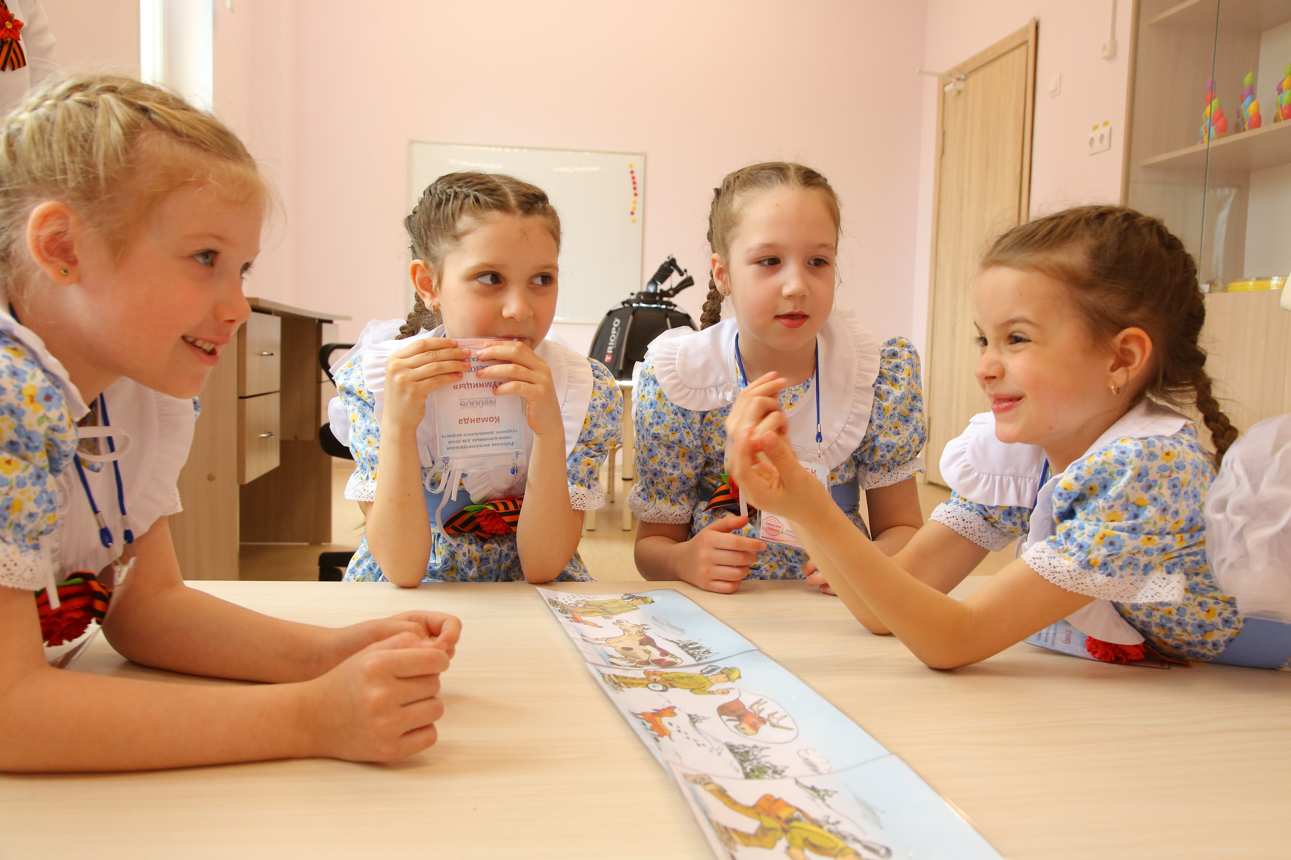 Дошкольники за настольной игрой в группе