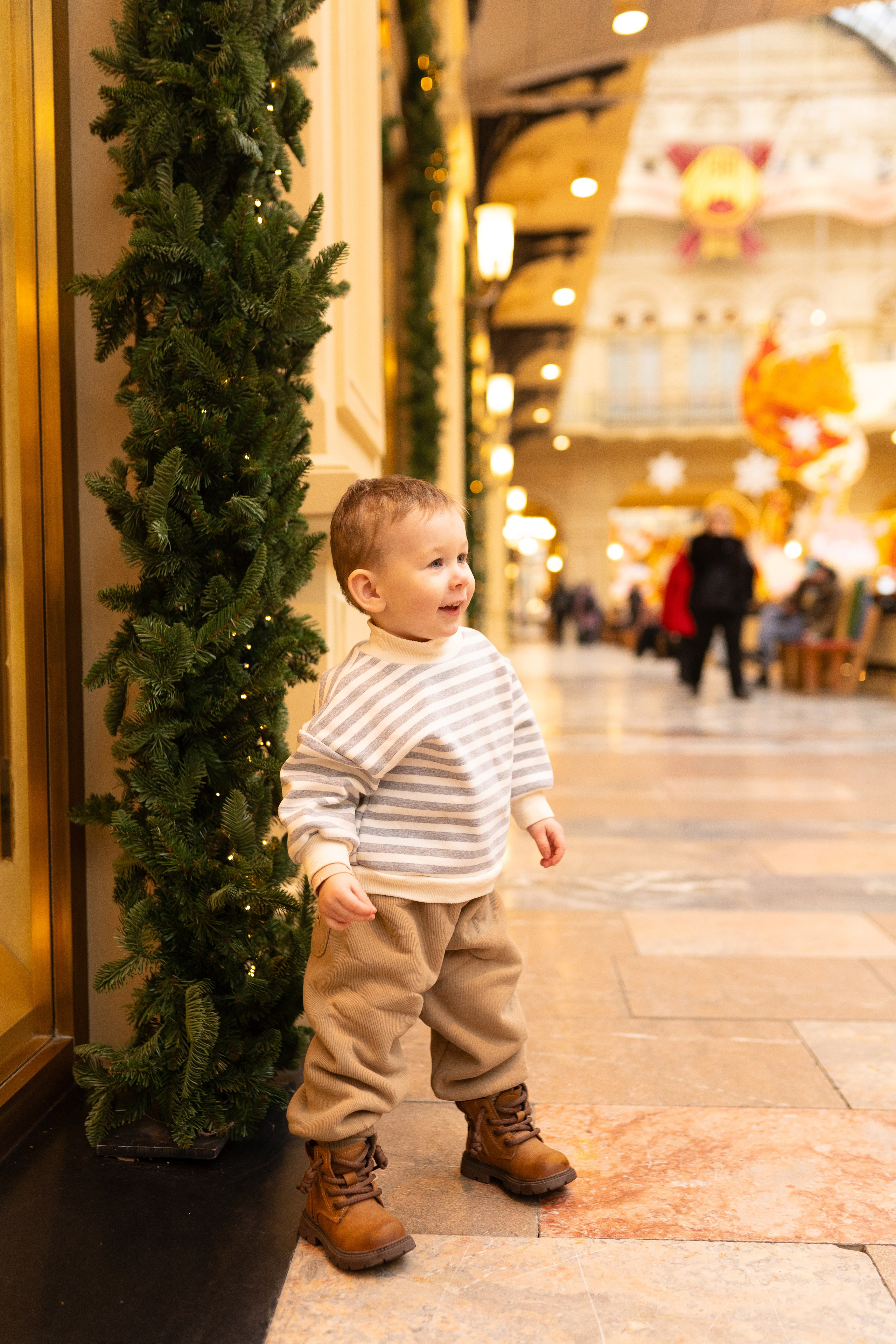 Павел, Егор и Наталия на ГУМ Ярмарке. Свадебный фотограф в Москве Анна Полушина