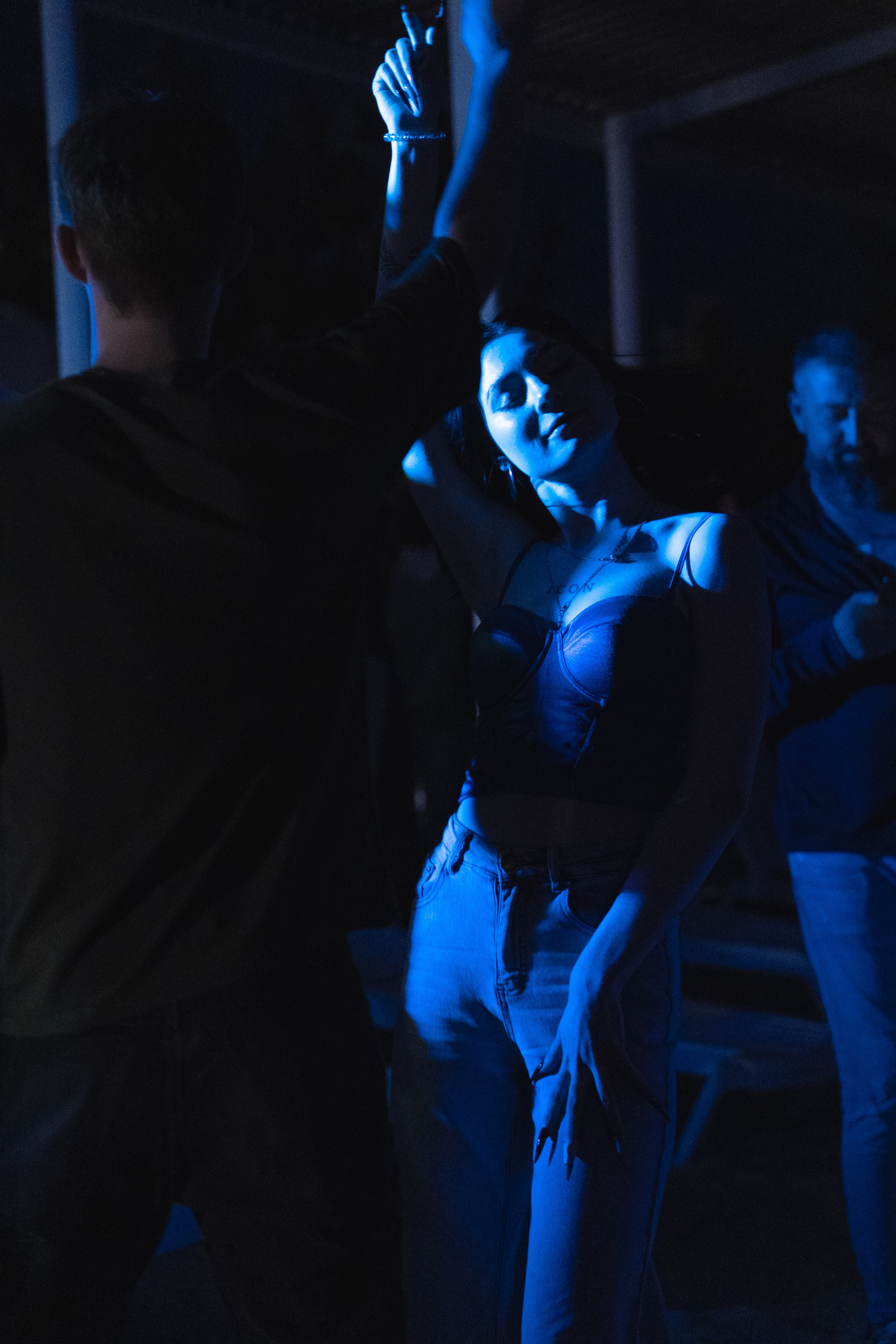 Фотография, сделанная во время профессиональной фотосессии. На ней изображена модель или группа людей в студии или на открытом воздухе. В кадре присутствуют студийное освещение и реквизит.