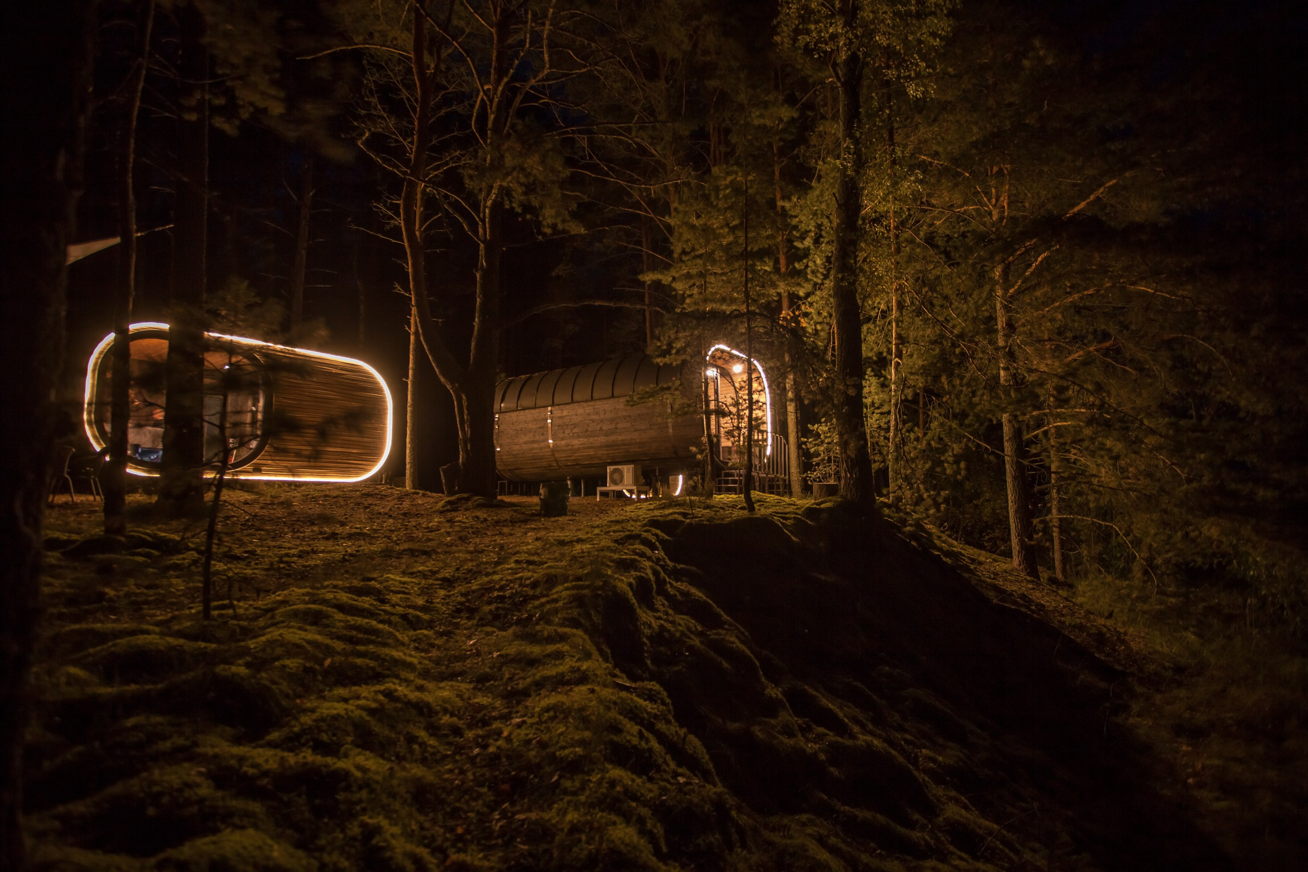 ОСТРОВ- это полноценный остров в Тверской области. Вокруг река Волга и Божья благодать.Модули утопающие в зелени, тишина, обволакивающая энергетика леса должна была прослеживаться на фотографиях. Кажется с задачей справились на все сто. Получили огромное удовольствие от съемки!