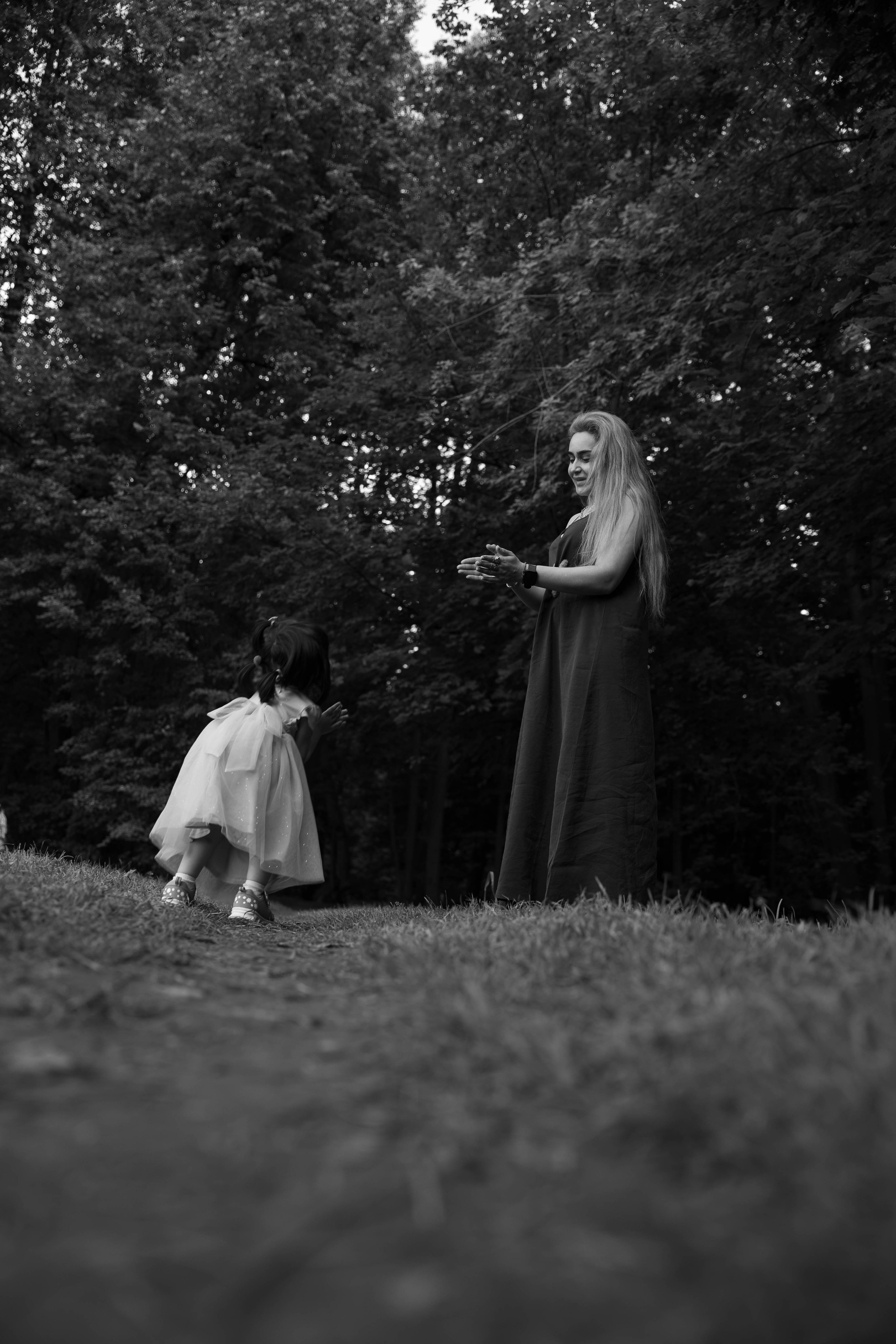 Прогулка мамы и дочки в парке