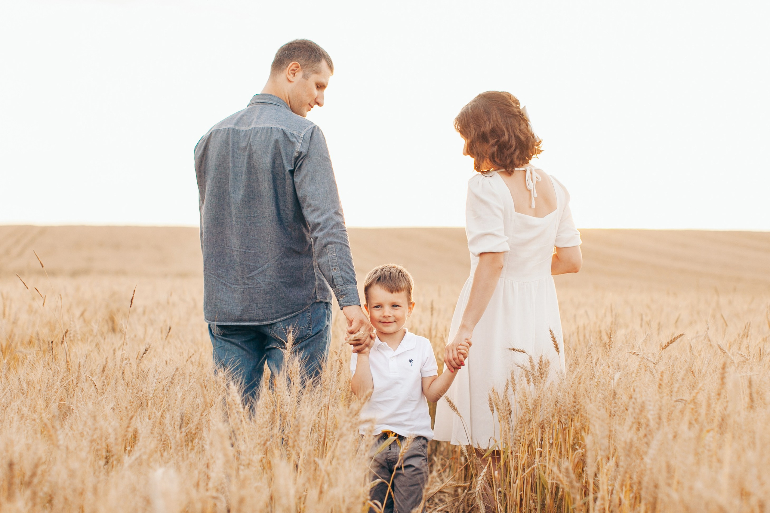 Семейная фотосессия в поле на закате. Фотограф Ольга Ефремова