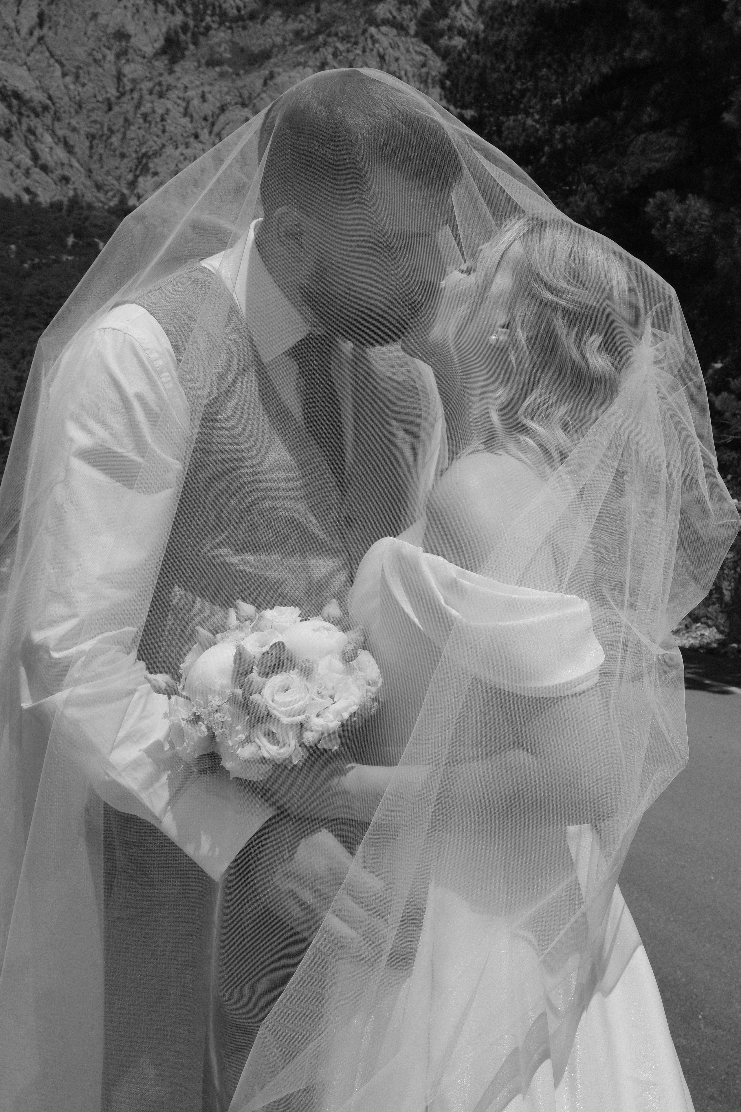 Свадебная фотосессия в Старая ялтинская дорога, фотолент. Профессиональная фотосъемка в Крыму. Натуральные эмоции и живые кадры. Забронируйте дату прямо сейчас!