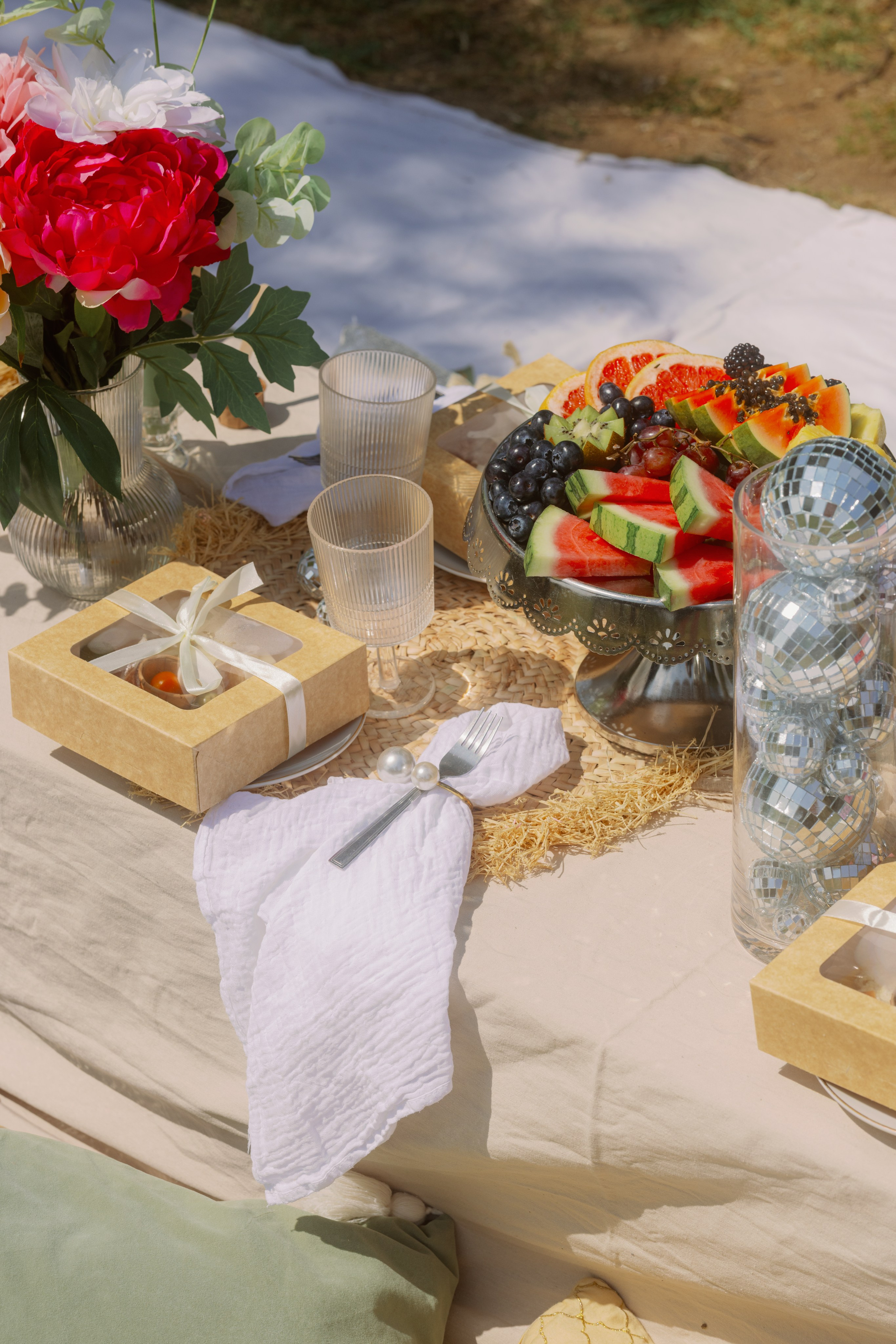 Bachelorette picnic in Barcelona. Europe Wedding Photo  — destination wedding photography across Europe and the Middle East