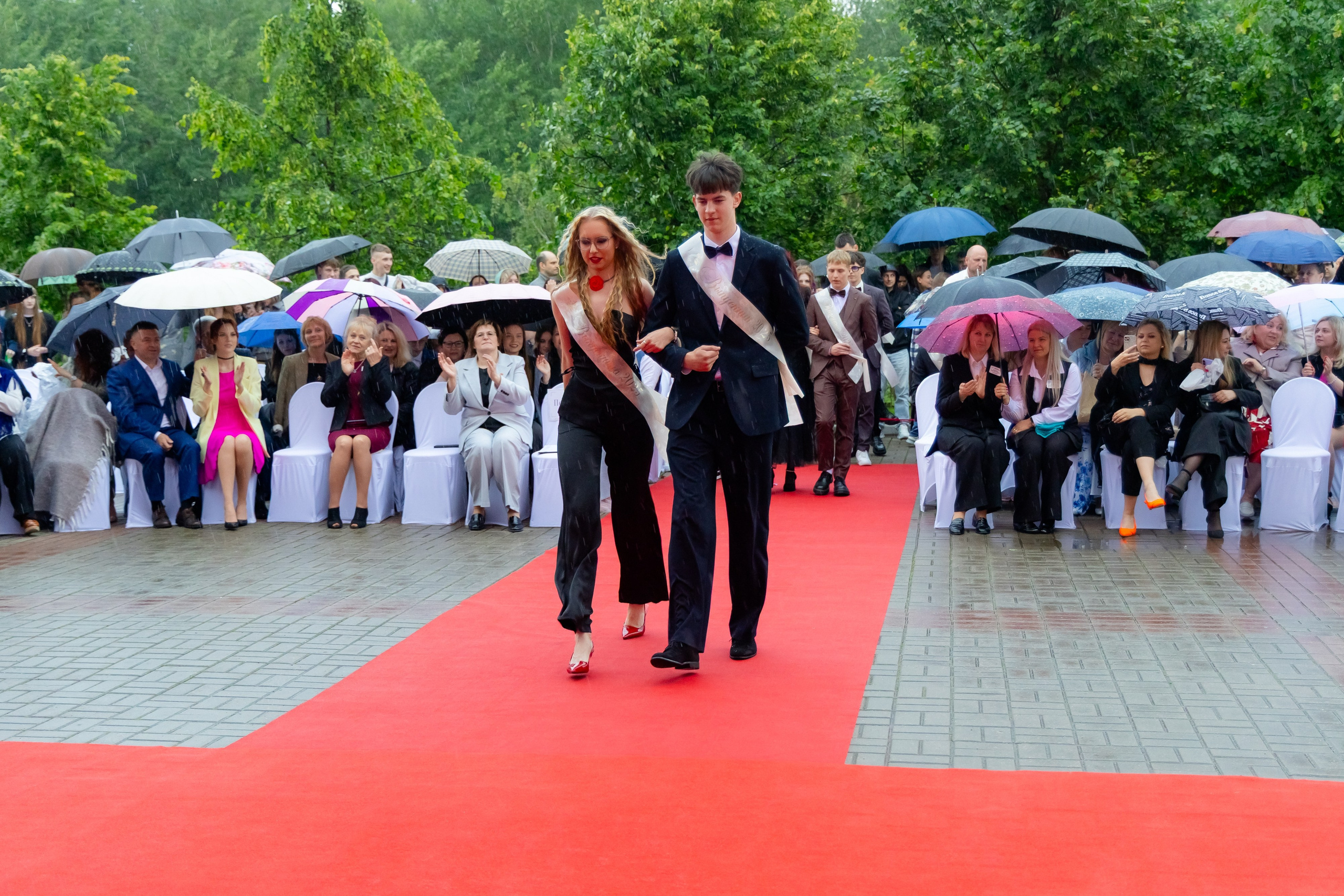 Школьный выпускной 2025 год в Минске, Беларуси. Свадебный фотограф в Минске/Беларуси Сергей Спиридонов