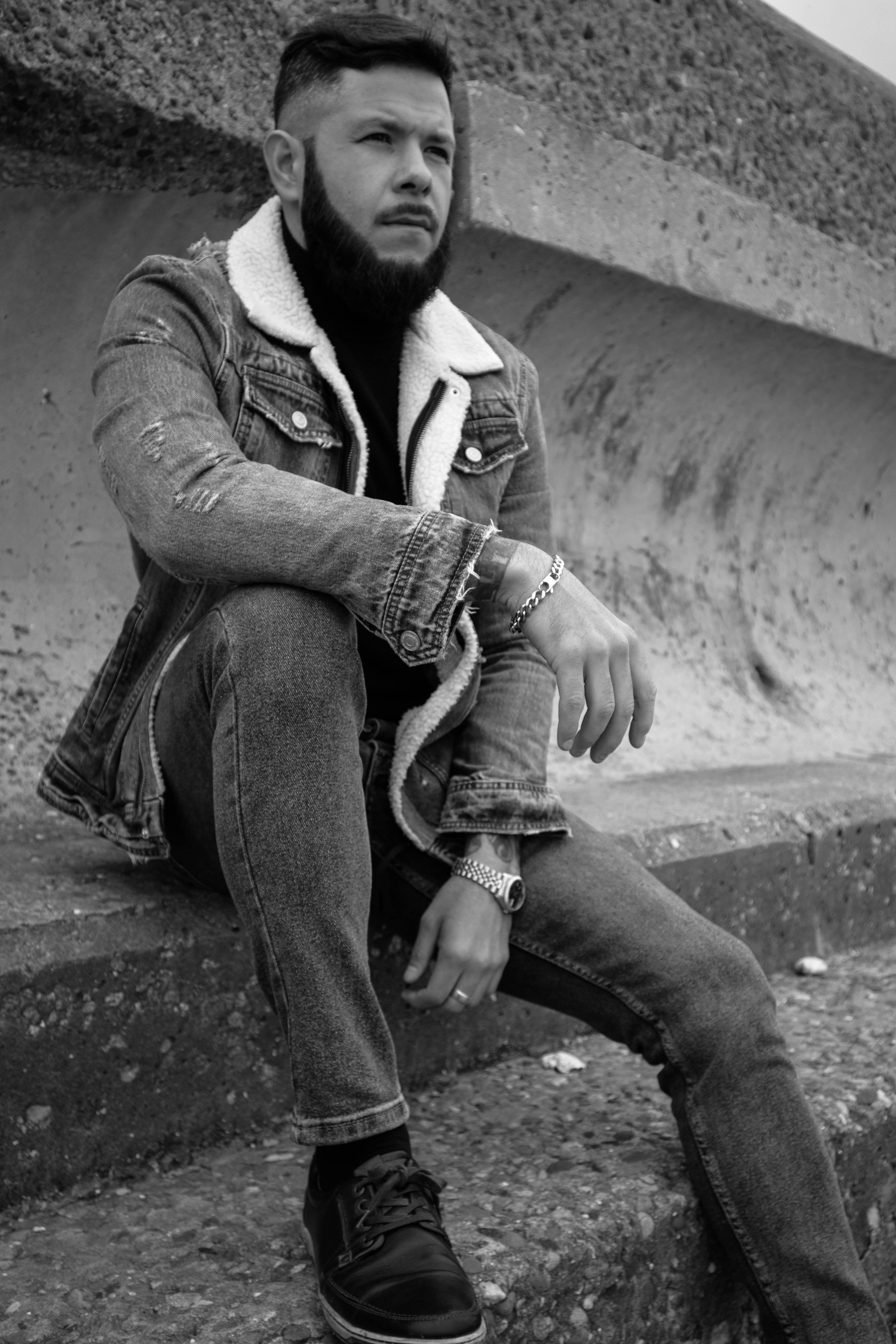 О. Уличный фотограф Города N