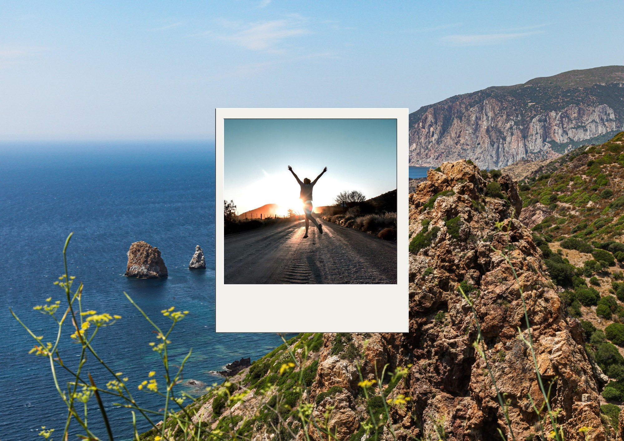 Человек с поднятыми руками на закате на прибрежной тропе над морем