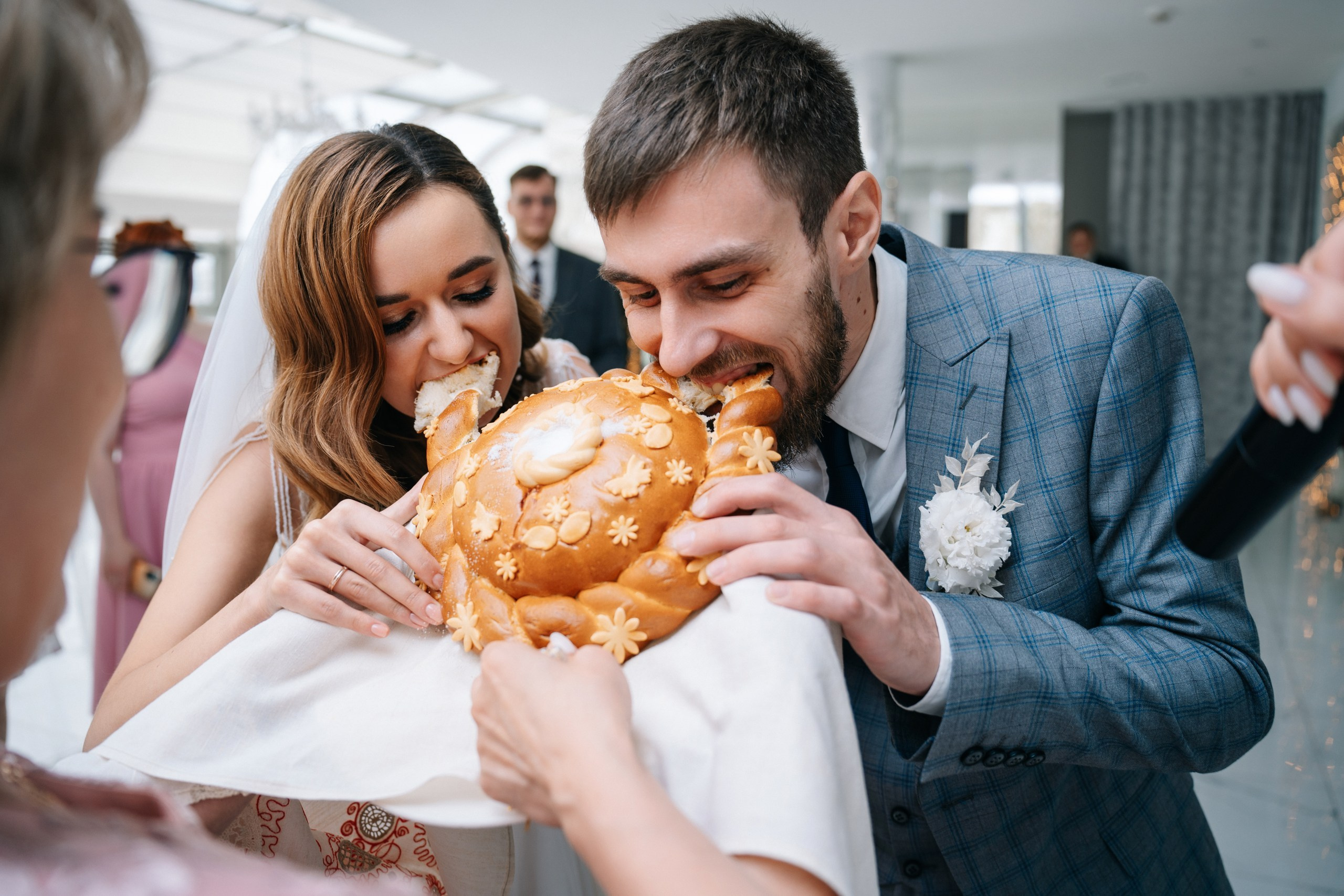 Свадебная фотосессия в отеле Золотое кольцо (Golden Ring Hotel) и ресторане Турандот