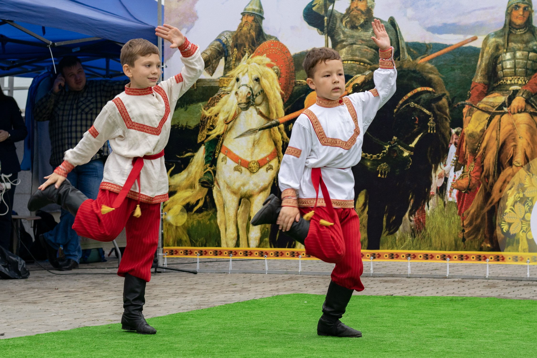 Антон Курдюмов фотограф в Хабаровске Рина Курдюмова фото27 foto27 Антон Дорофеев репортажный репортаж документалист Тони и Рина фотосоздатели День молодежи по-русски Хабаровск кинотеатр