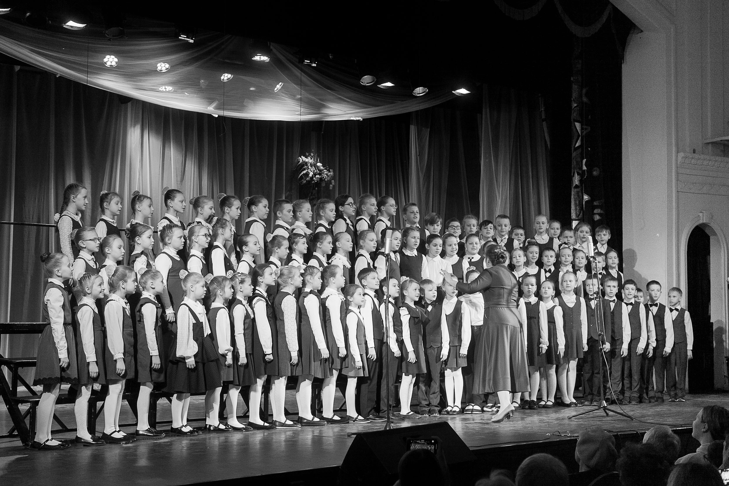 хор на сцене черно белая фотография