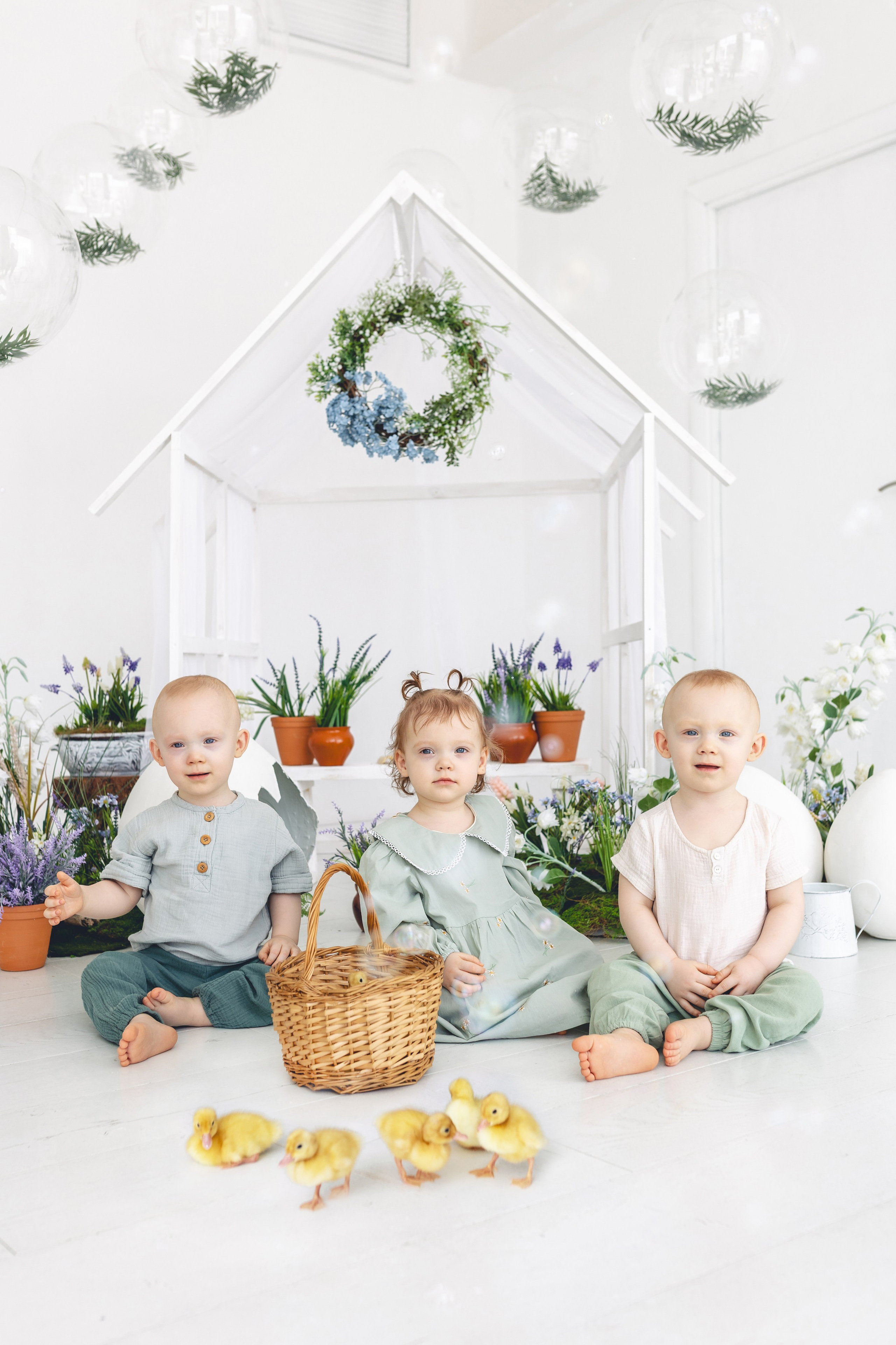 Тройняшки Варя, Миша и Женя пришли к утятам на фотосессию. Фотограф новорожденных в г. Барнаул Ренпенинг Катерина