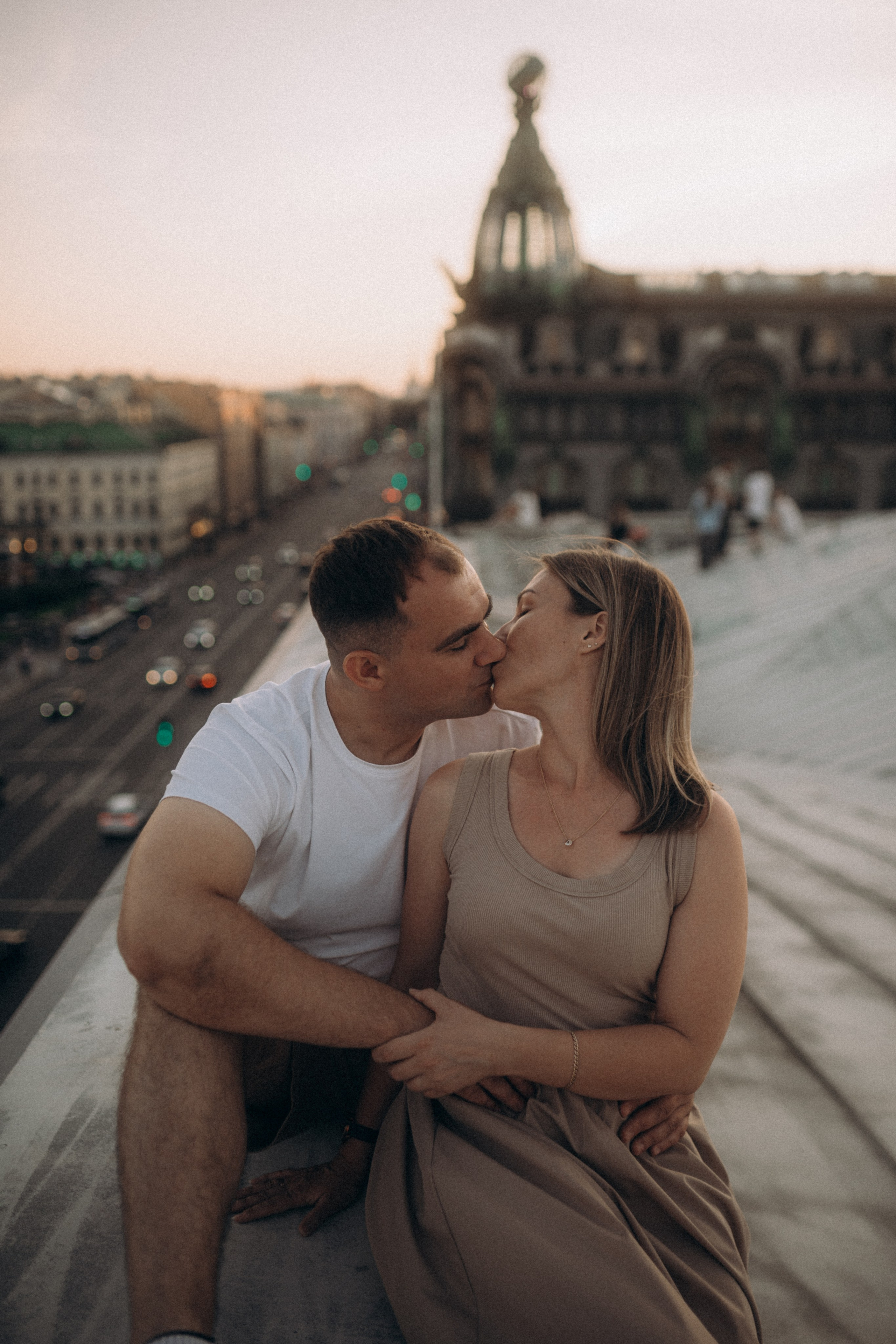 Мы сидим на питерской, теплой крыше. Фотограф в Санкт Петербурге Лара Великова