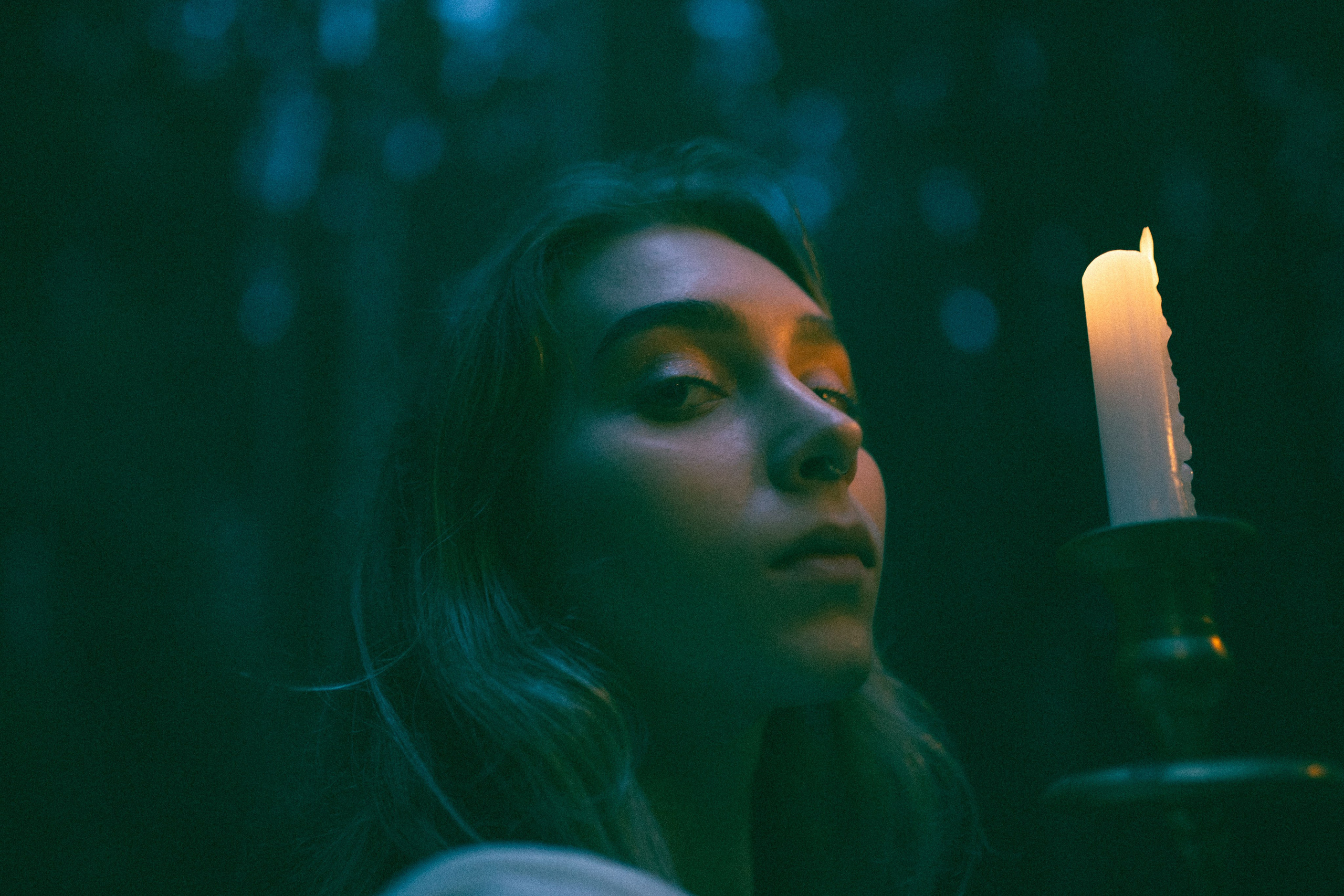 Две девушки в темном лесу