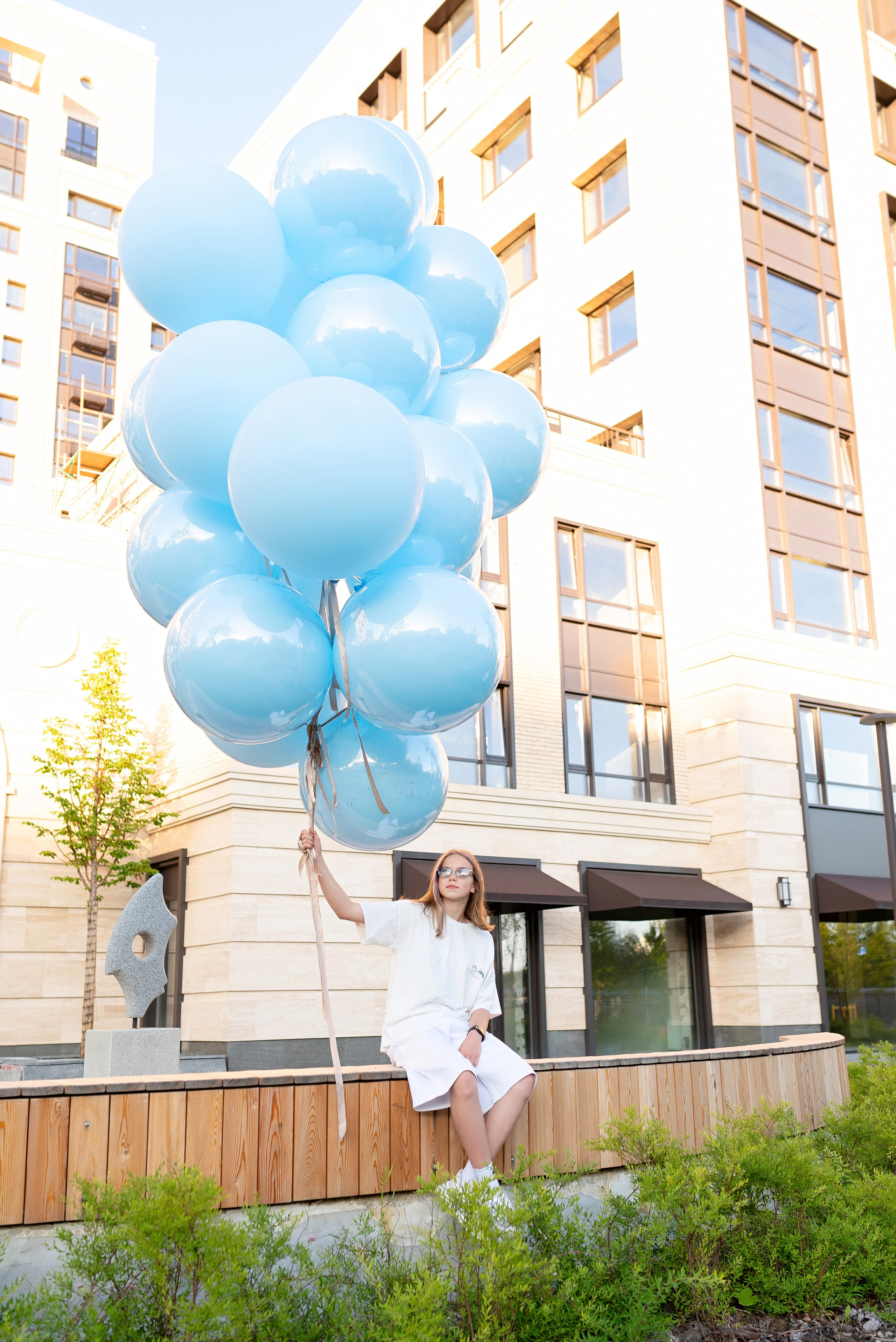 Огромные яркие воздушные шары от ШарЛэнд, парящие над живописным ландшафтом города Сургут, запечатленные профессиональным фотографом Анной Старцевой. Фото демонстрирует зрелищность мероприятия и атмосферу праздника, привлекая внимание зрителей красотой и масштабом события.