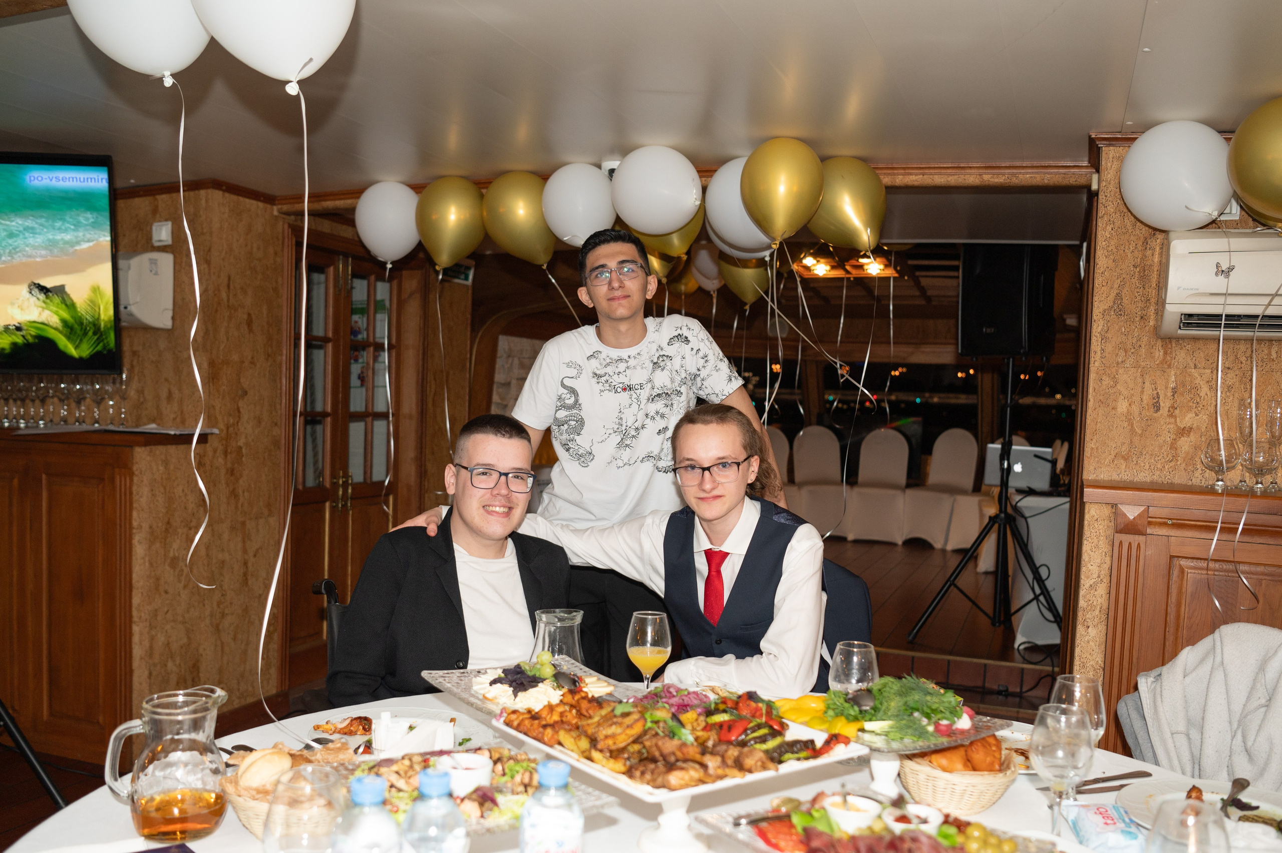 Выпускной вечер 11 класс на теплоходе. Детский и семейный фотограф г. Москва Оксана Катаджи