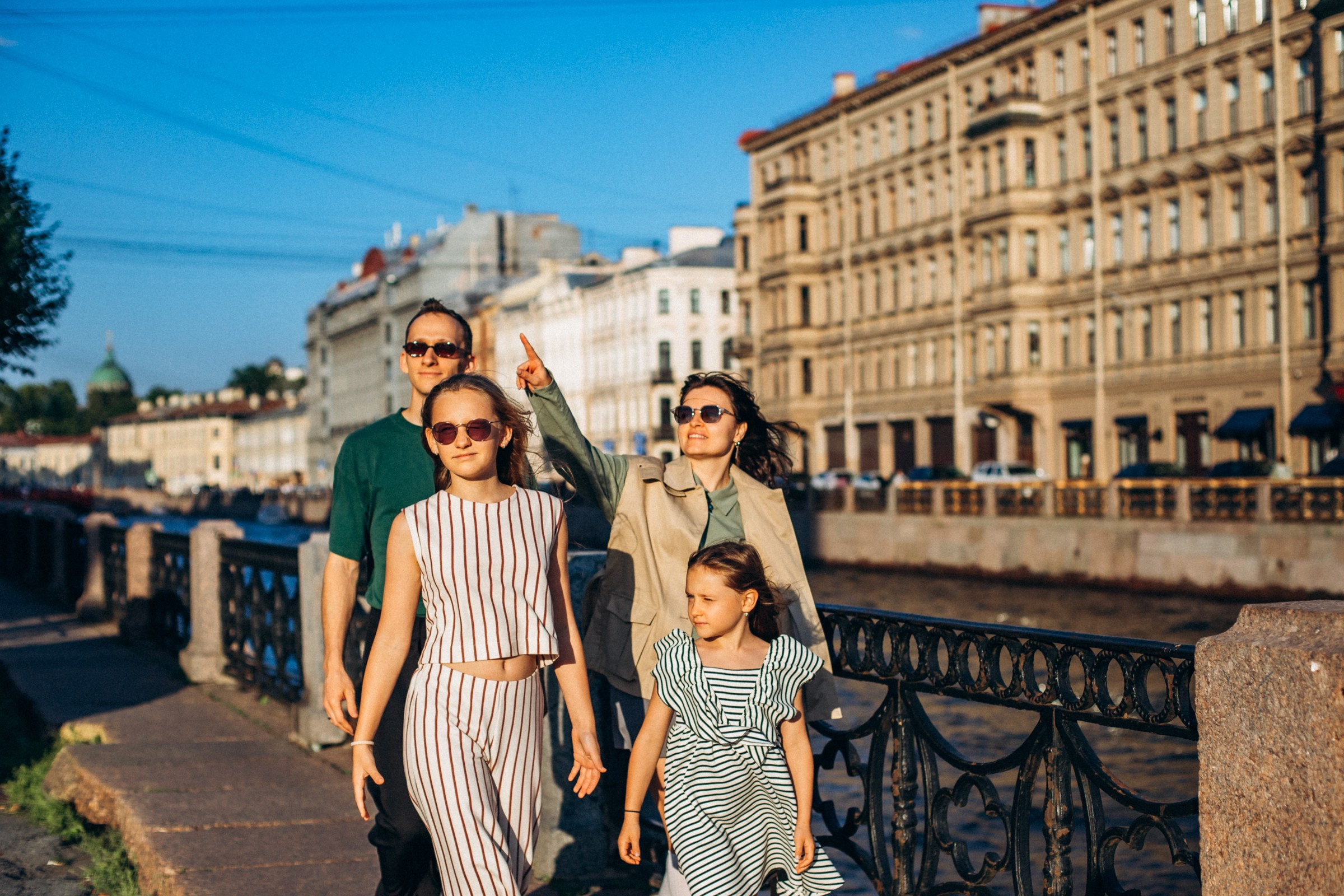 Екатерина с семьей в августе. Фотопрогулка в Петербурге. Индивидуальный и семейный фотограф в Санкт-Петербурге