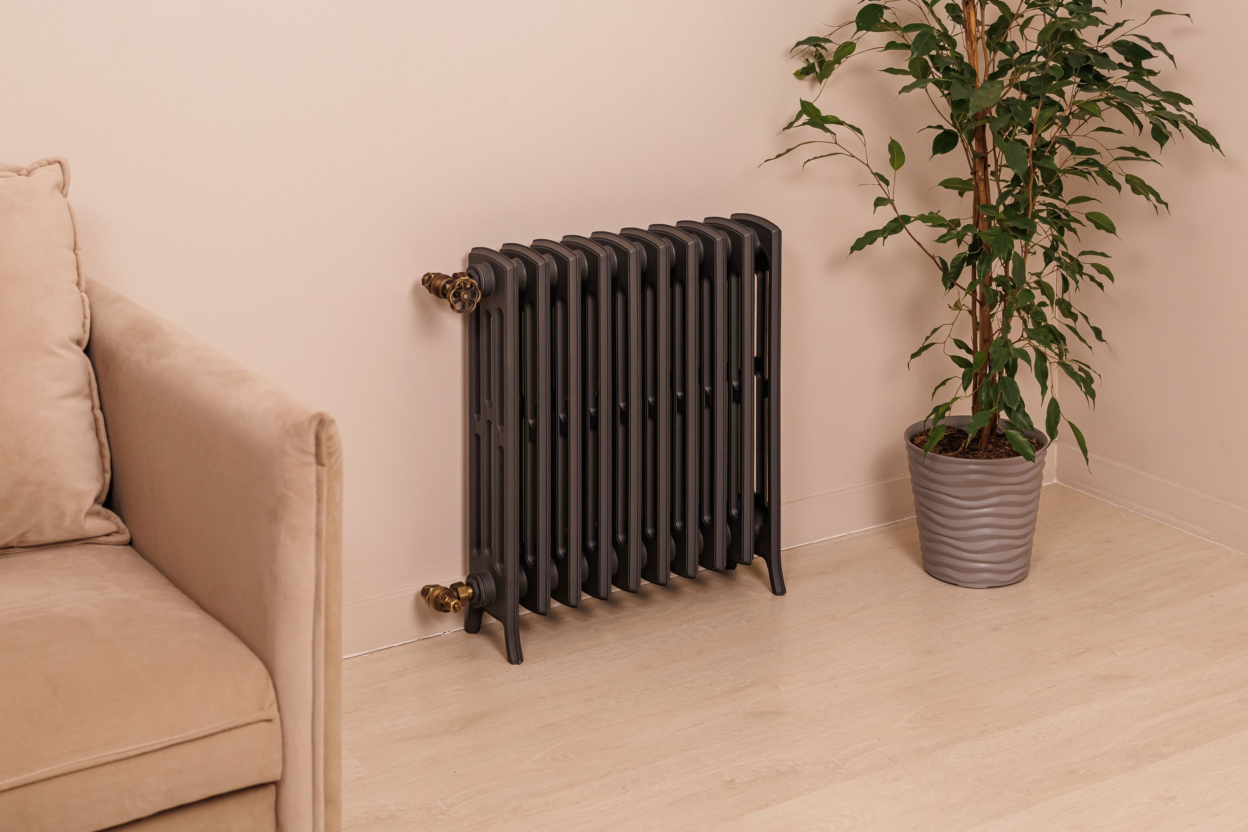 Предметные фотографии дизайнерских радиаторов отопления в стиле ретро