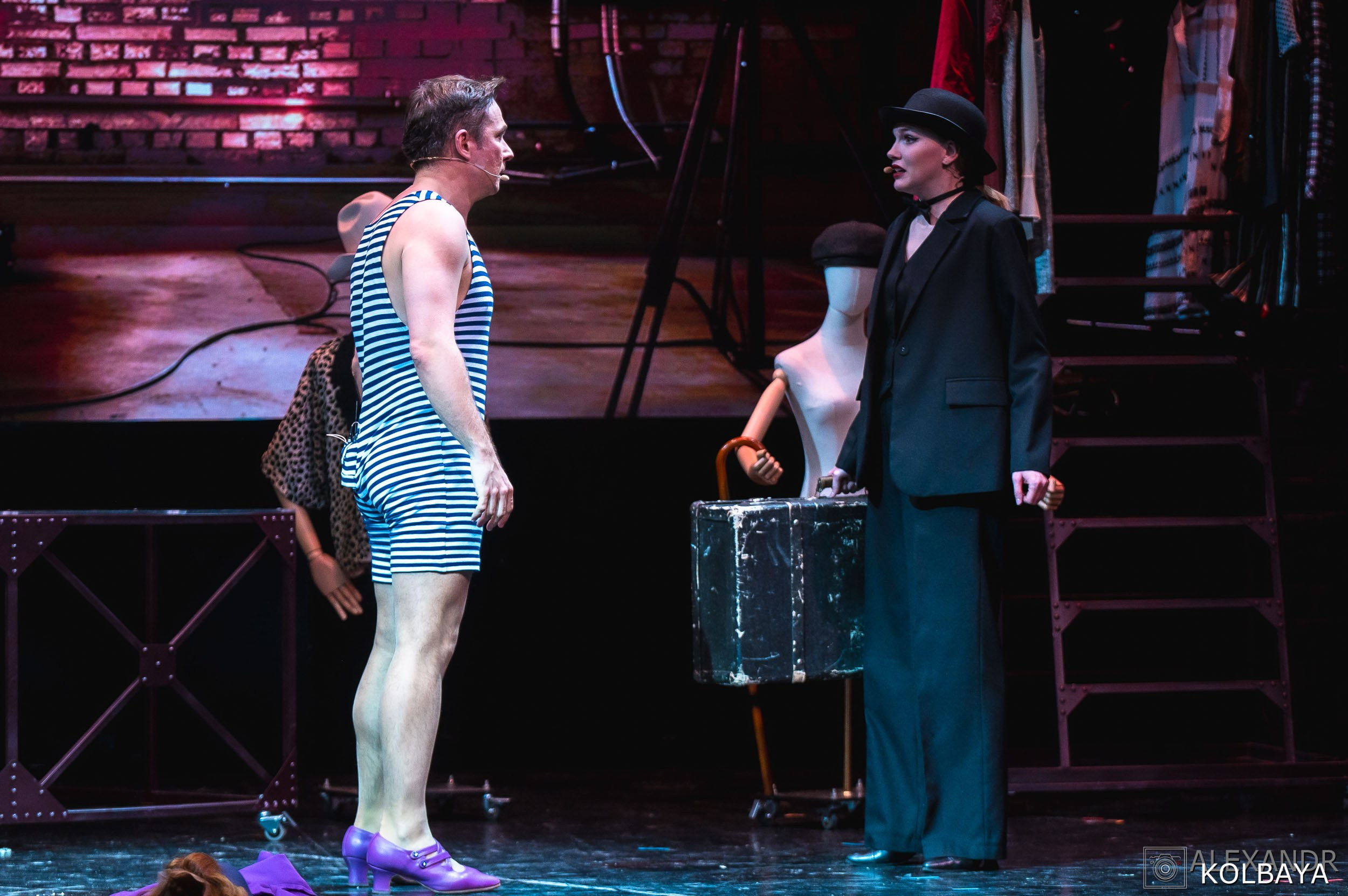 Фотографии со спектакля «Привет, я тетя Чарли». Концертный и театральный репортажный фотограф в Москве Александр Колбая