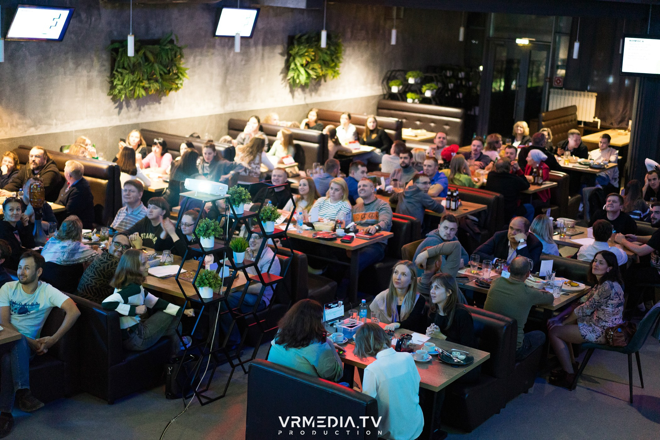 Эйнштейн Party в баре «Друзья»