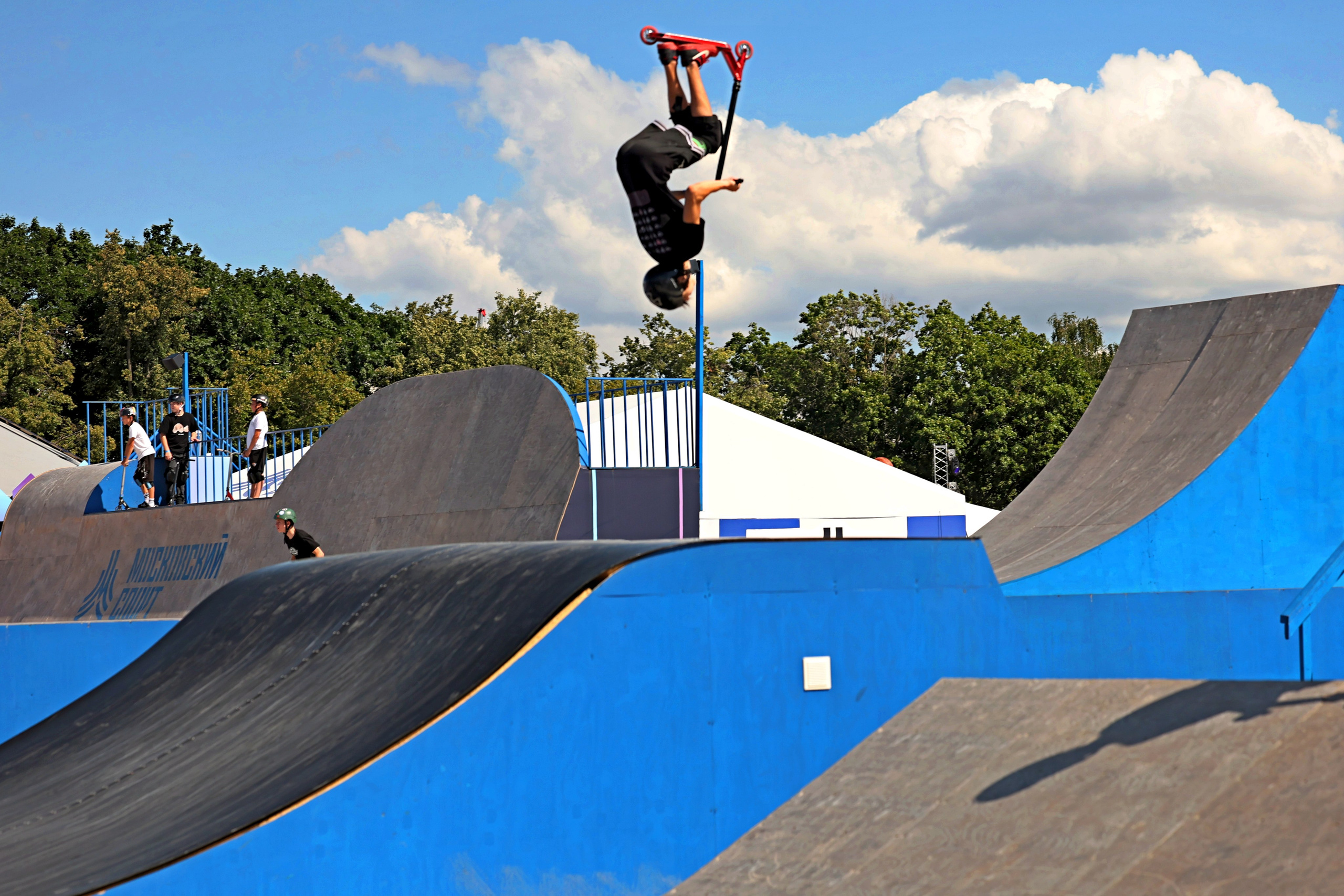 Сальто на трюковом самокате