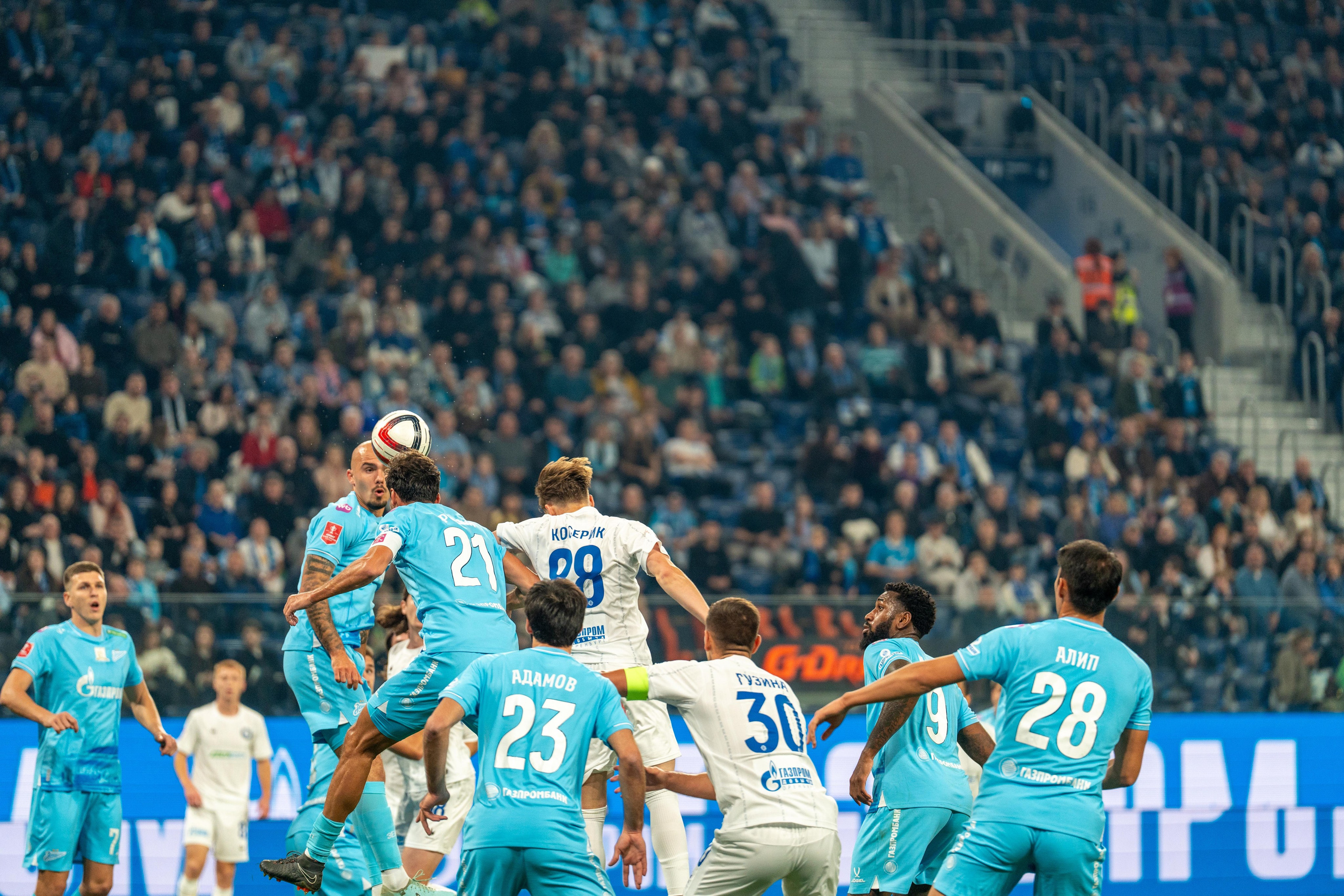 Игроки Зенита и Оренбурга в прыжке, репортажный фотограф спорт съемка